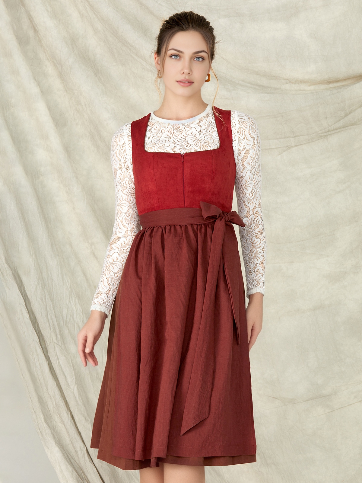 Dirndlbluse schwarz langarm in eleganter Kombination