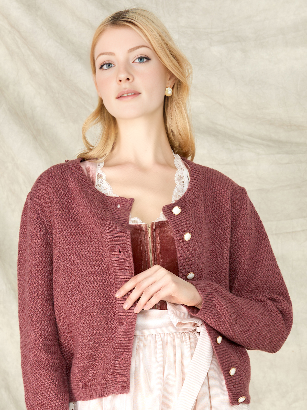 Olivgrünes Dirndl mit stilvoller Bluse