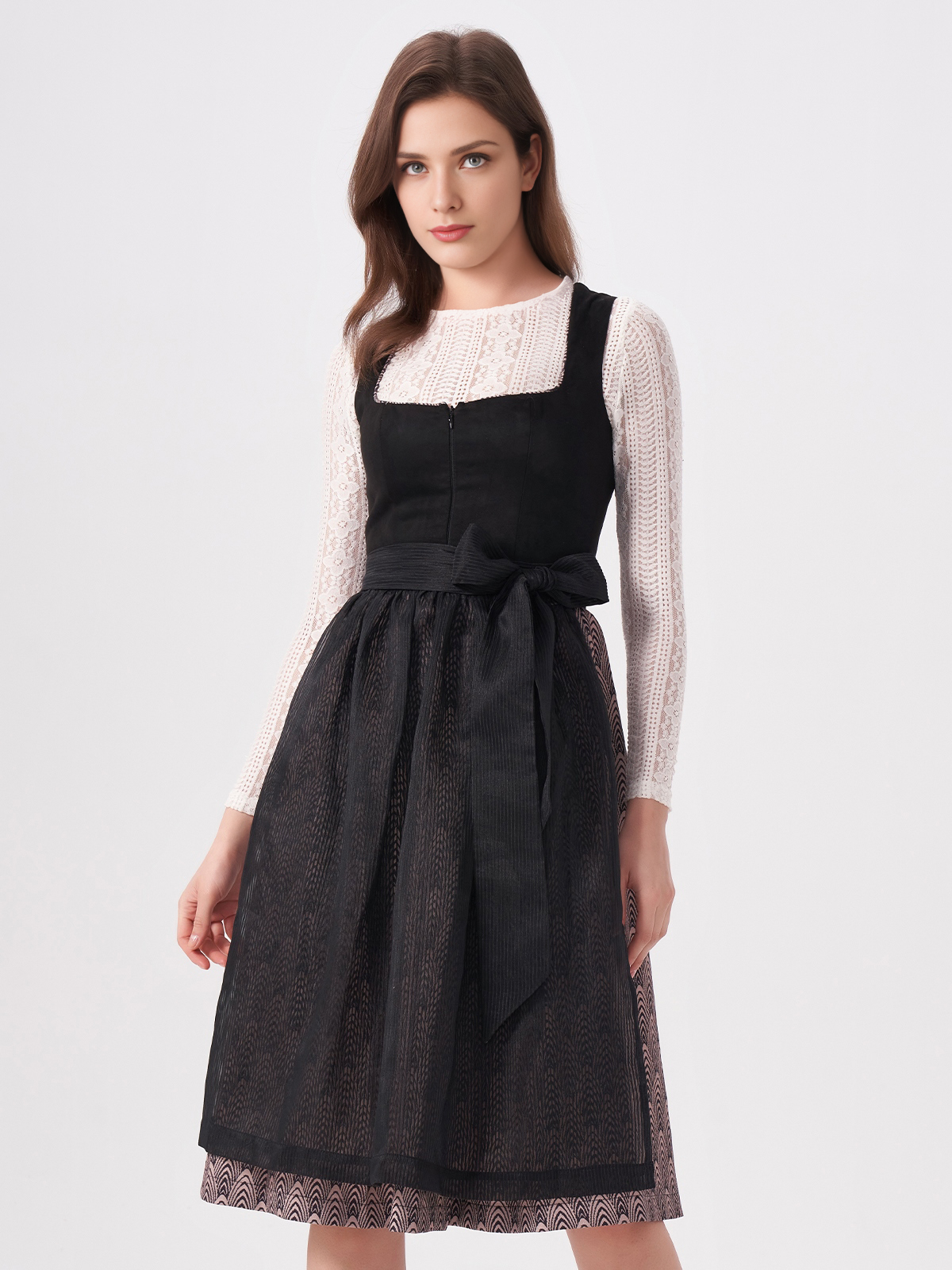 Ein schwarzes Dirndl mit raffiniertem Bänderrock – zeitlos und stilvoll.