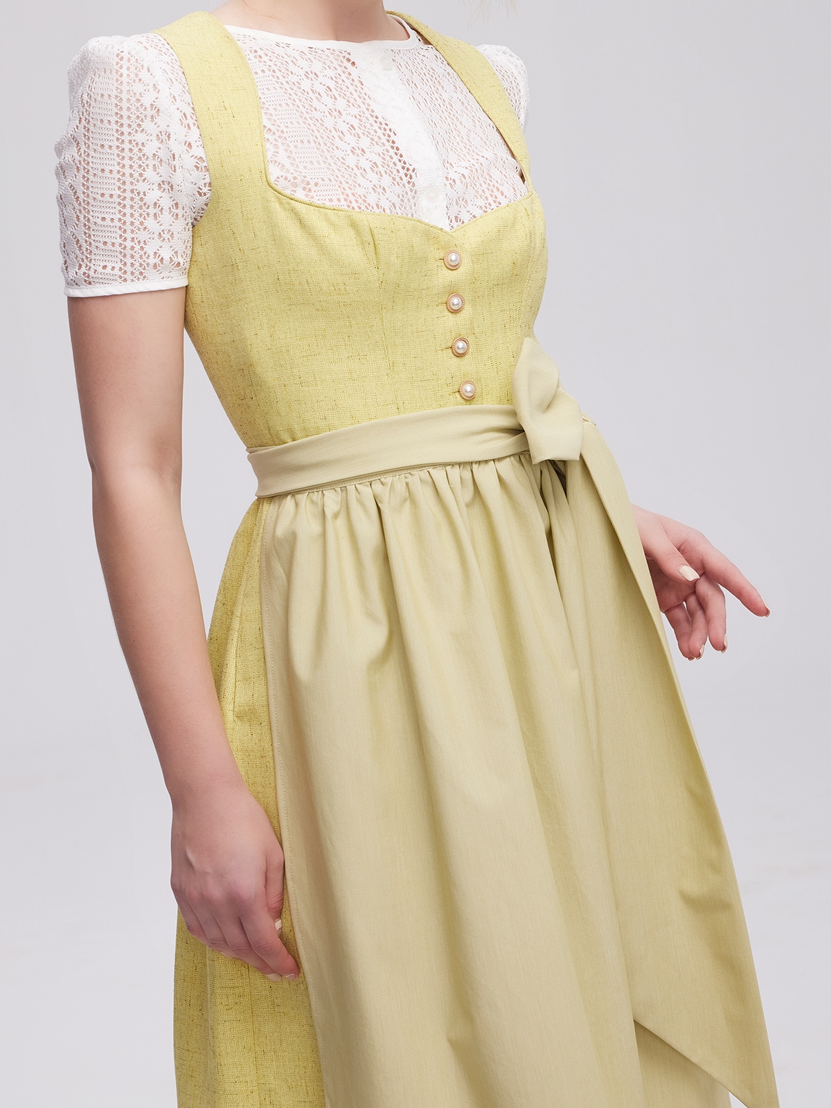 Modernes Dirndl in Gelb