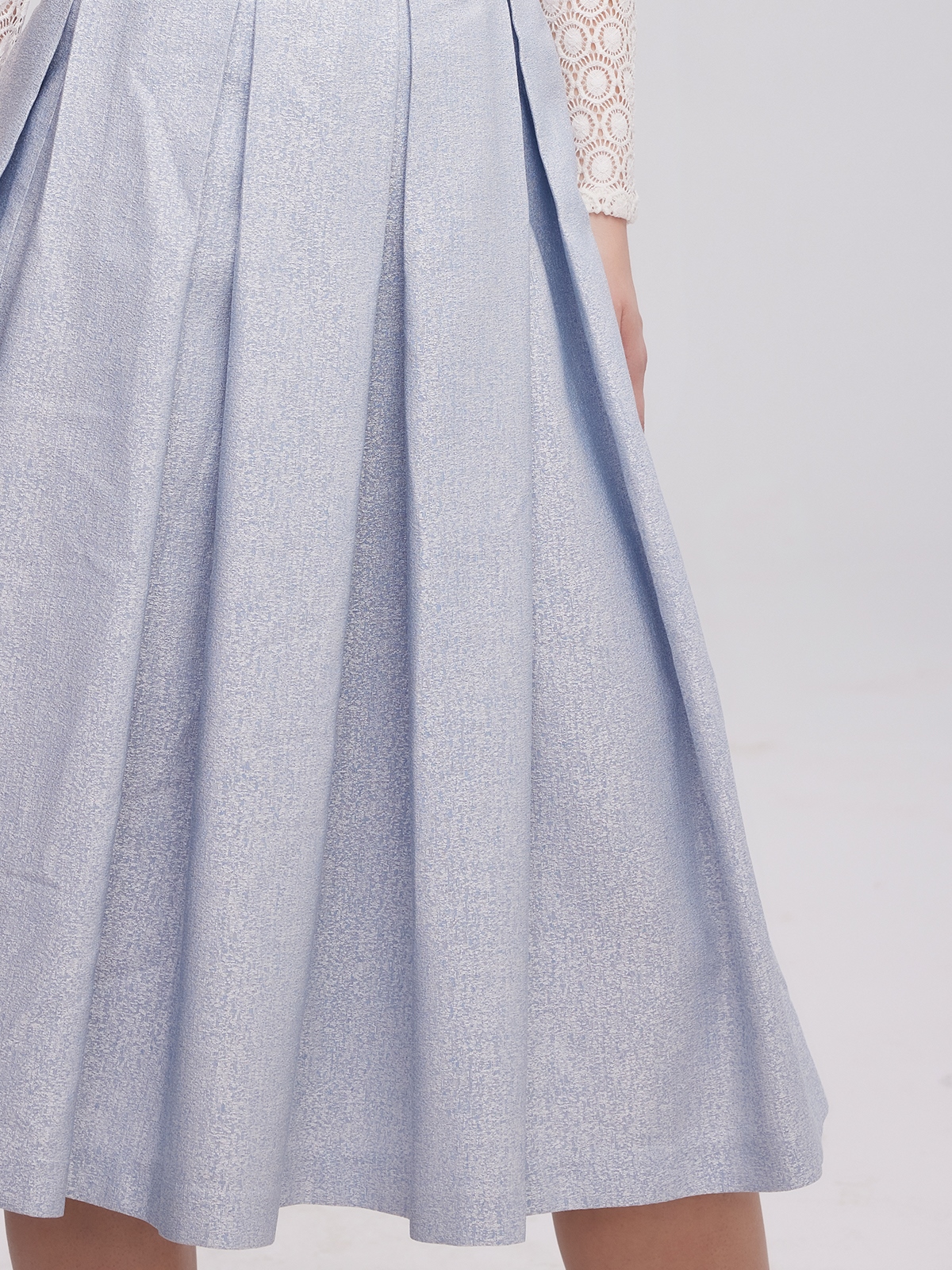 Dirndlbluse mit V-Ausschnitt und Langarm in Blau