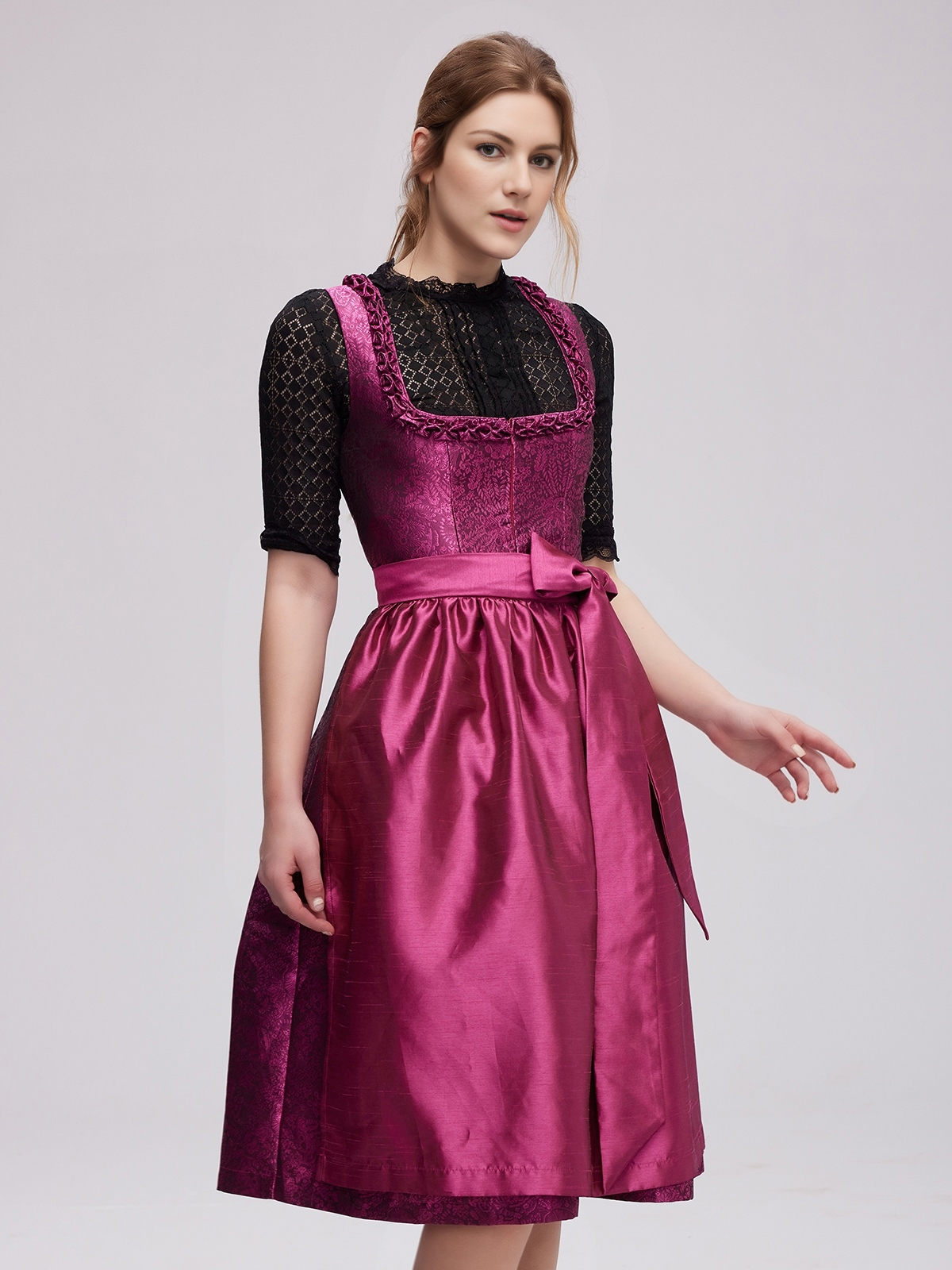 Moderne dunkelrote Dirndl mit femininem Schnitt