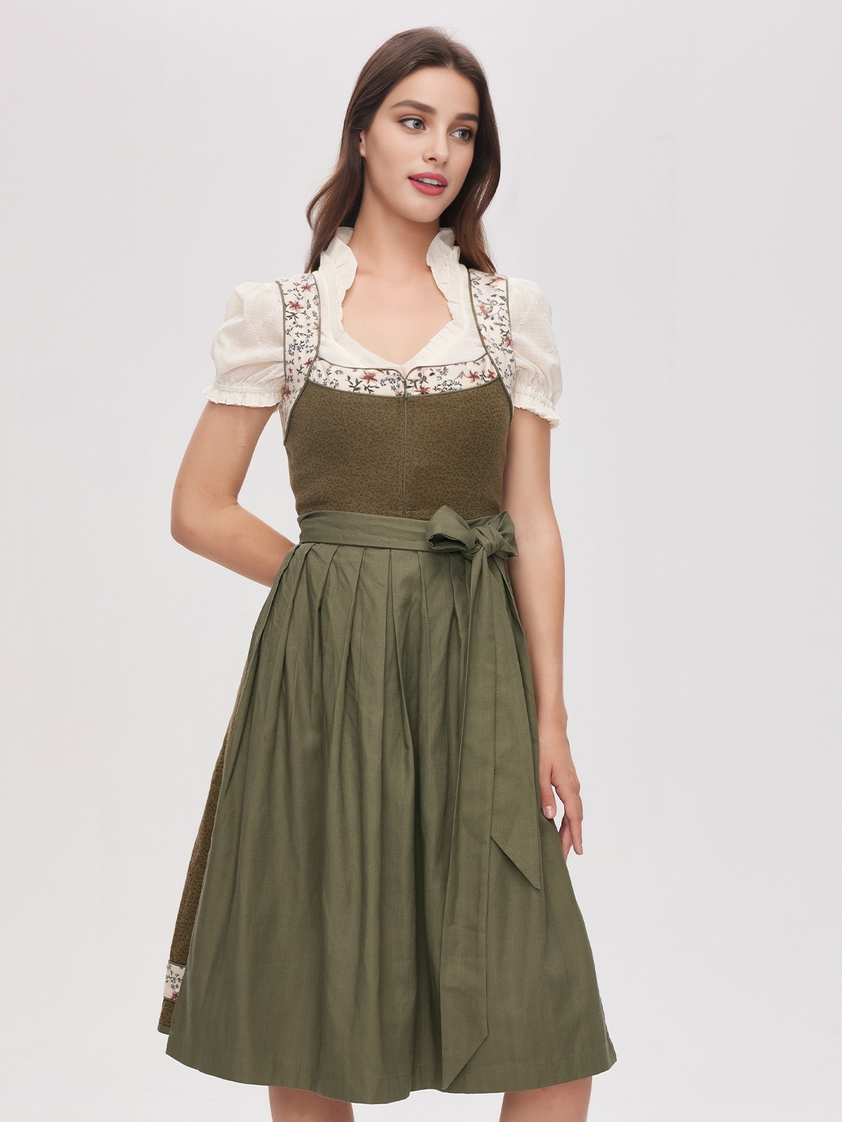 Dirndl in Grau-Blau mit floralen Stickereien