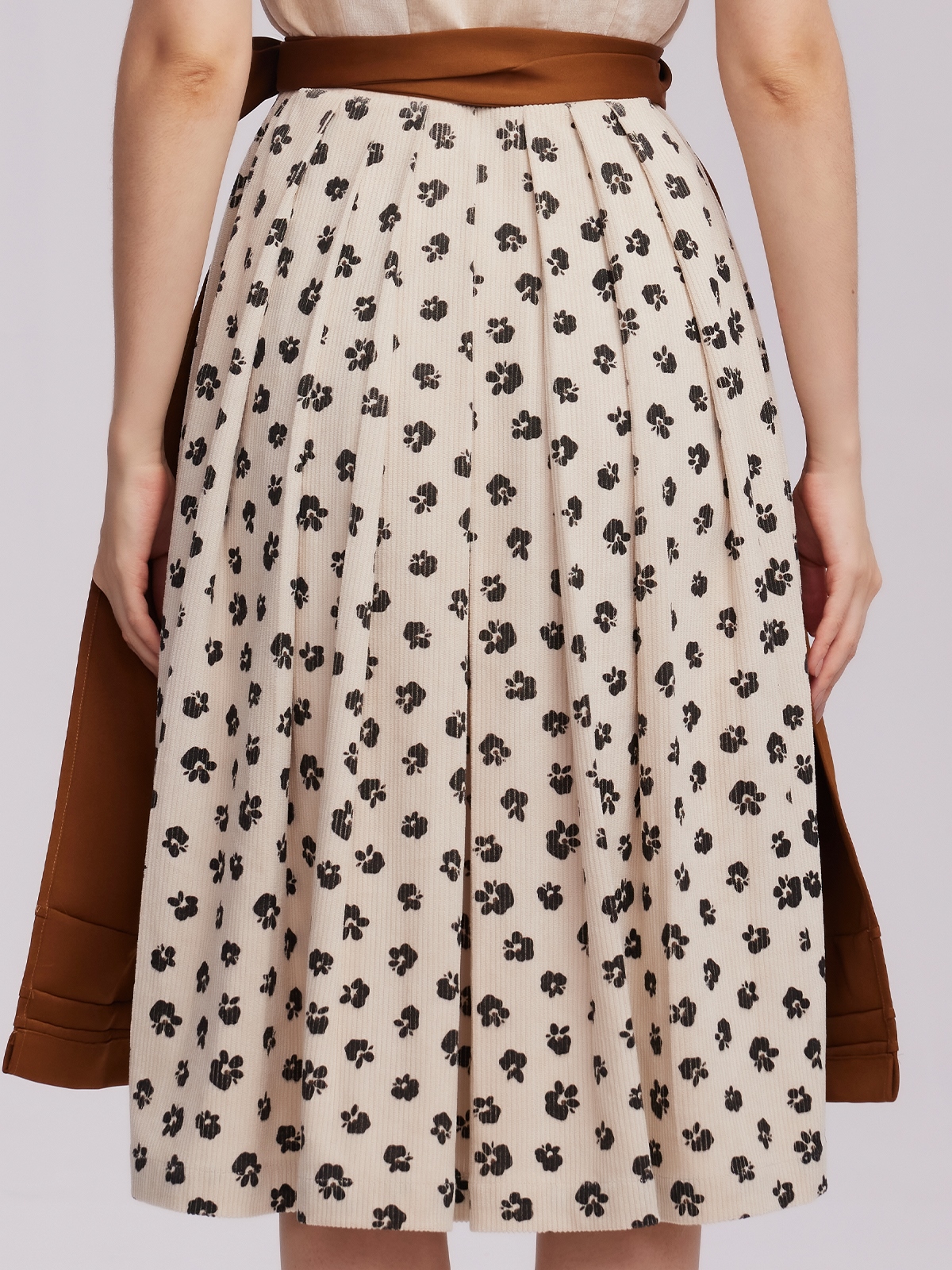 Braunes Samt-Dirndl mit feinen Details