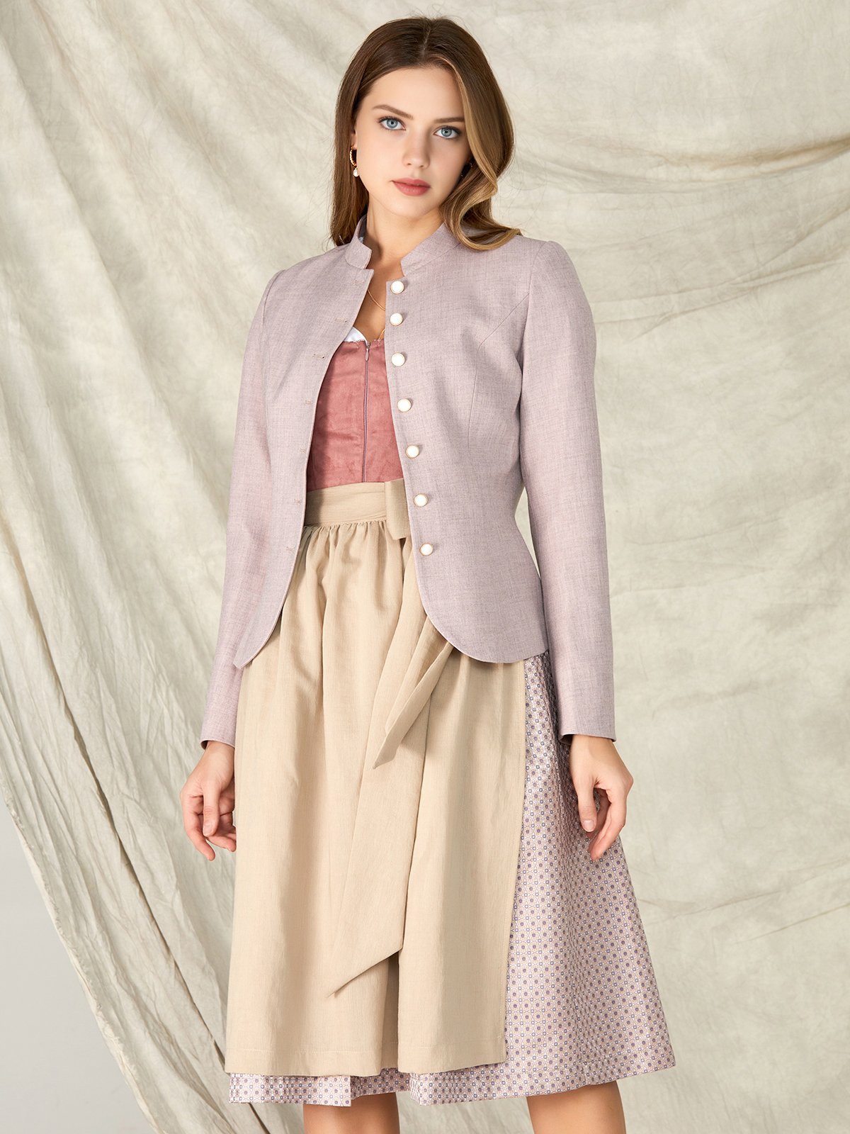 Dirndl Kurz in Lila – stilvoll und feminin