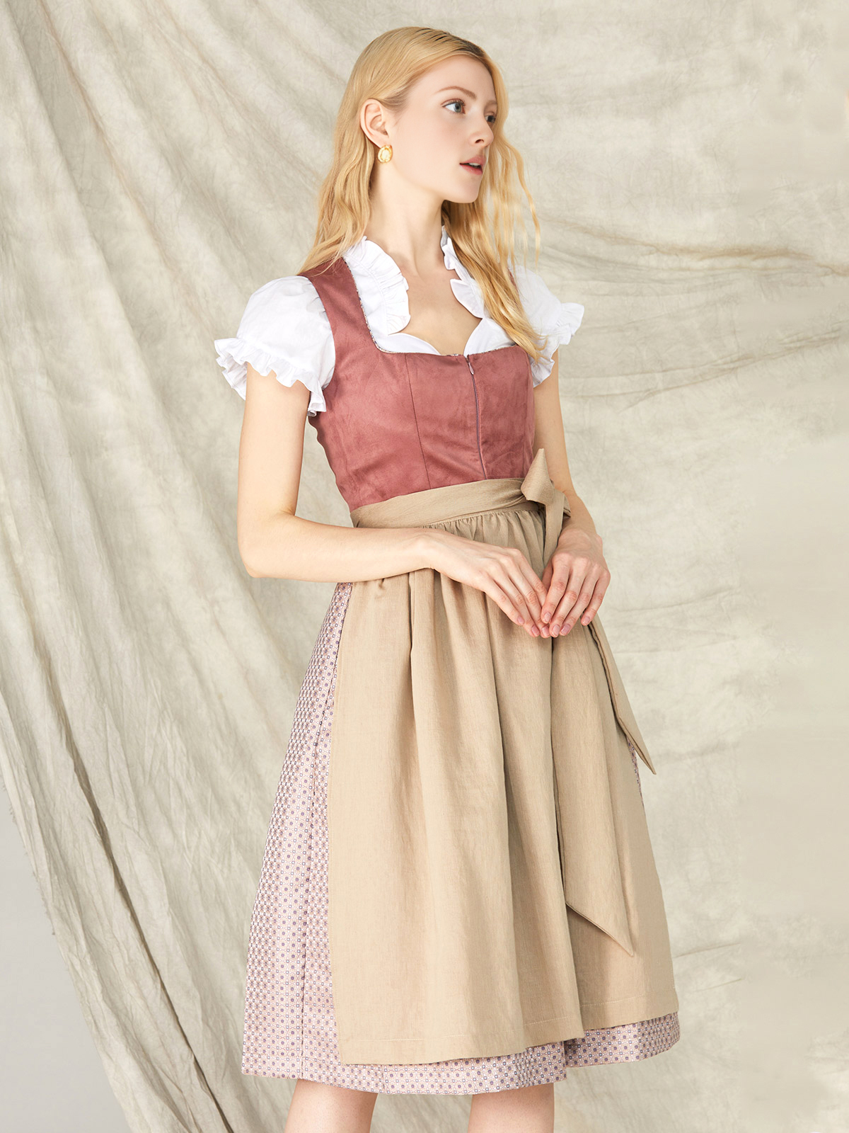 Modernes Dirndl in Rosa – perfekt für urbane Settings