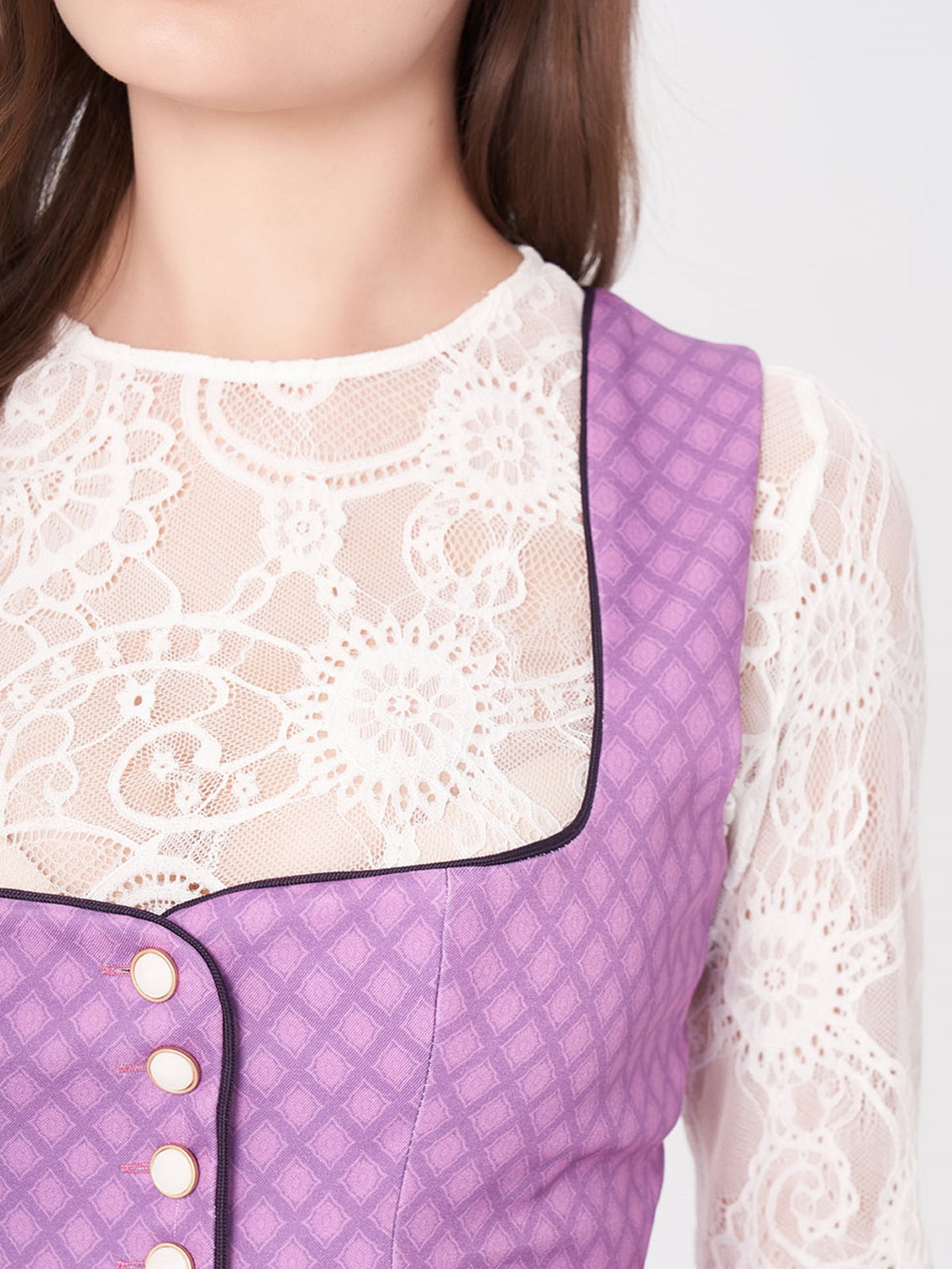 Dirndl in Lila mit modernem Schnitt