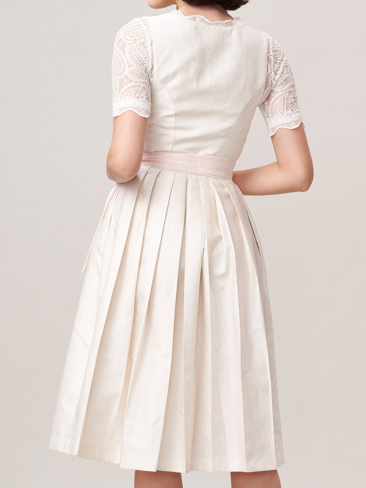 Modernes Dirndl in Beige – perfekt für den Stadtlook