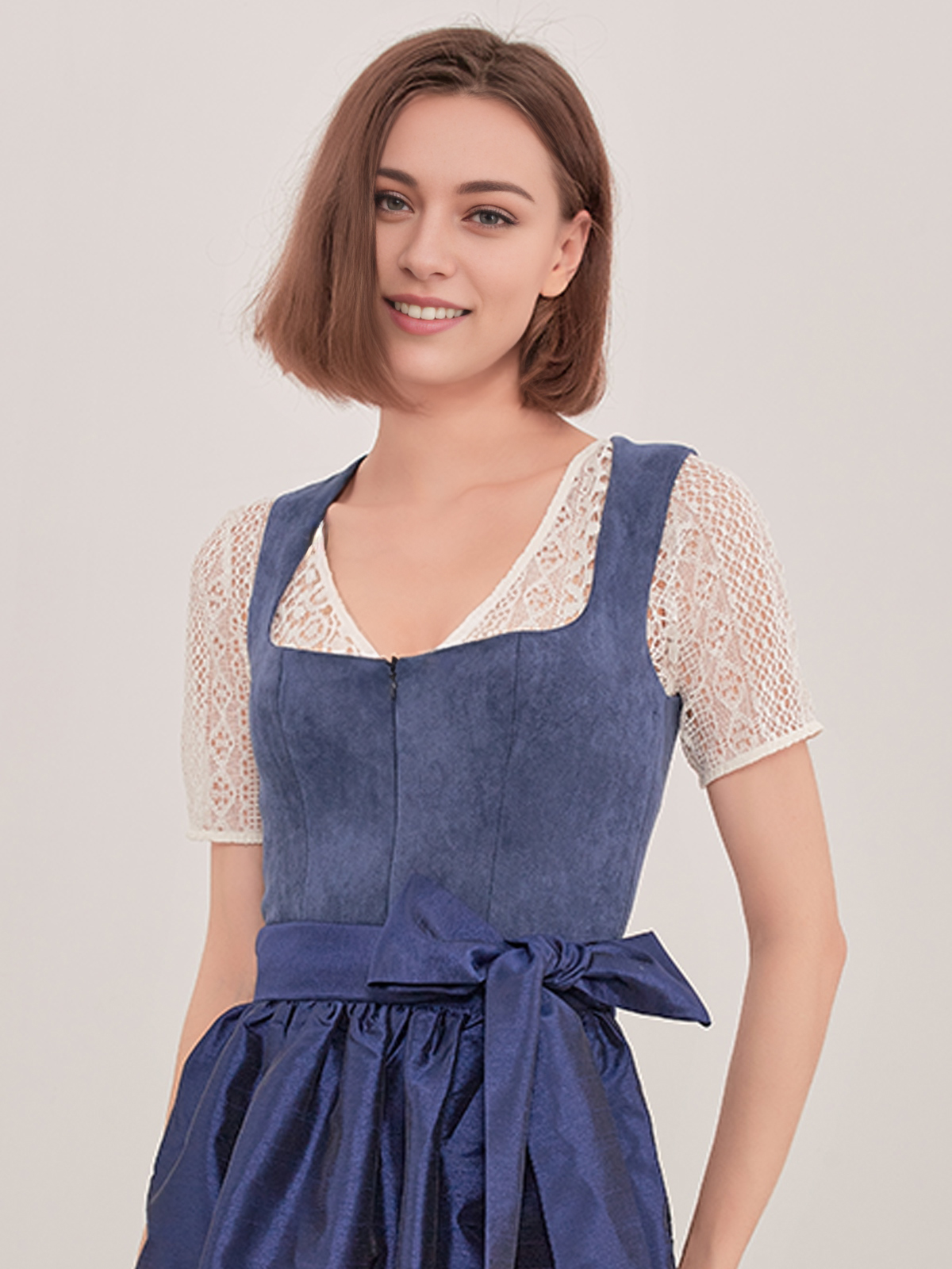 Dirndl in Blau mit floralen Details