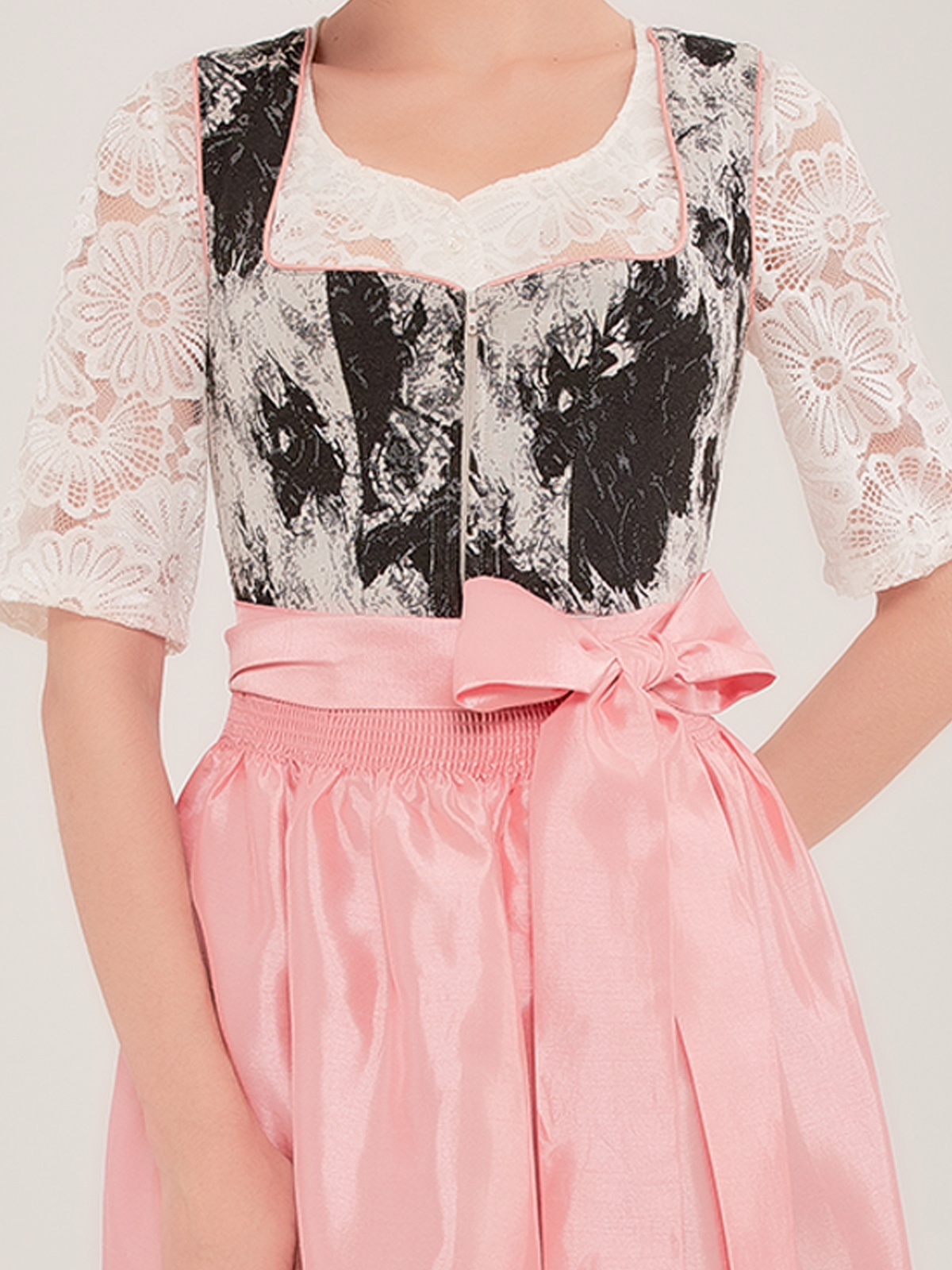 Elegante Dirndl Bluse in Schwarz mit modernem Schnitt