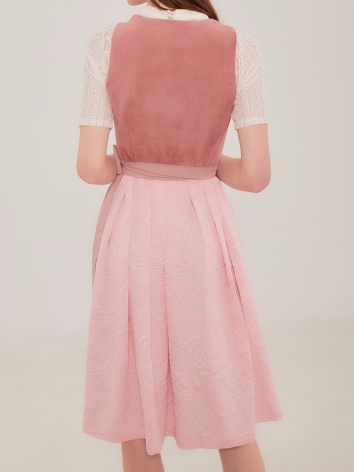 Dirndl mit Herzausschnitt in Rosa – Eleganz pur