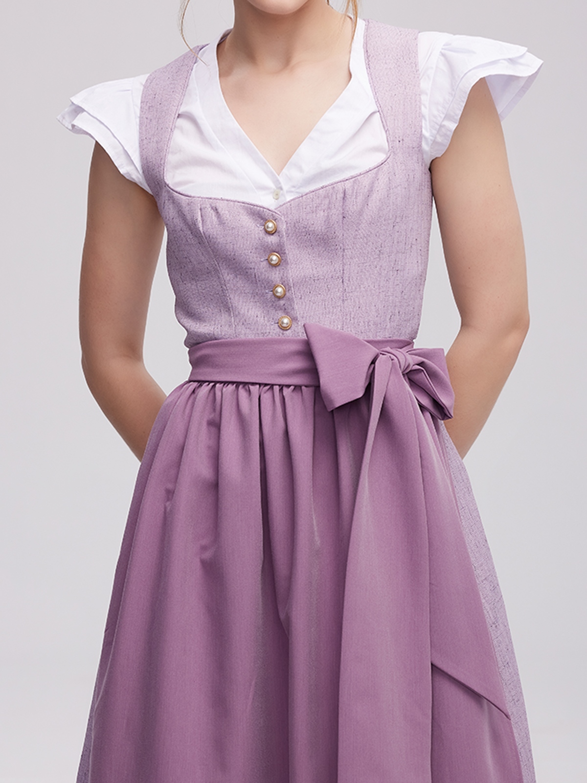 Dirndl in Lila mit Spitzenbluse