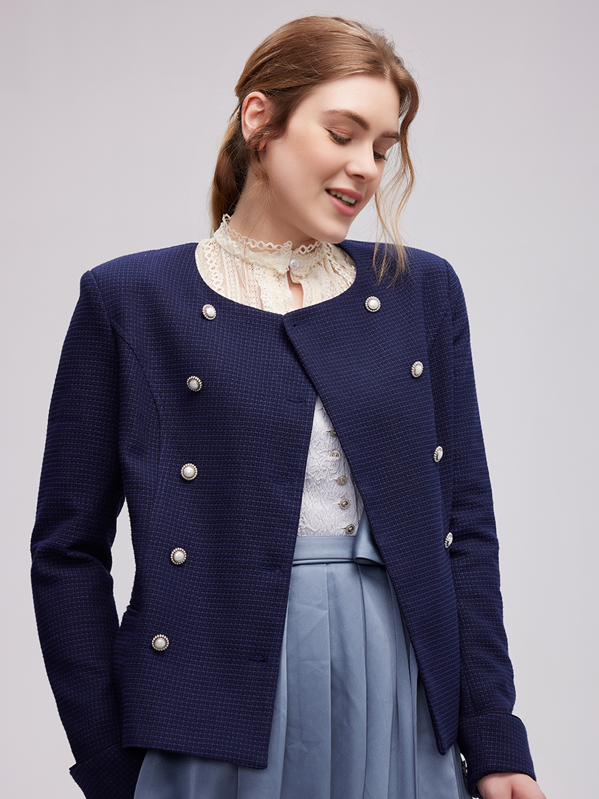 Modernes Dirndl mit blauer Jacke