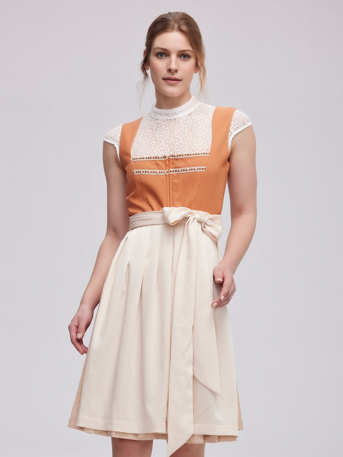 Modernes Dirndl mit langärmliger Bluse