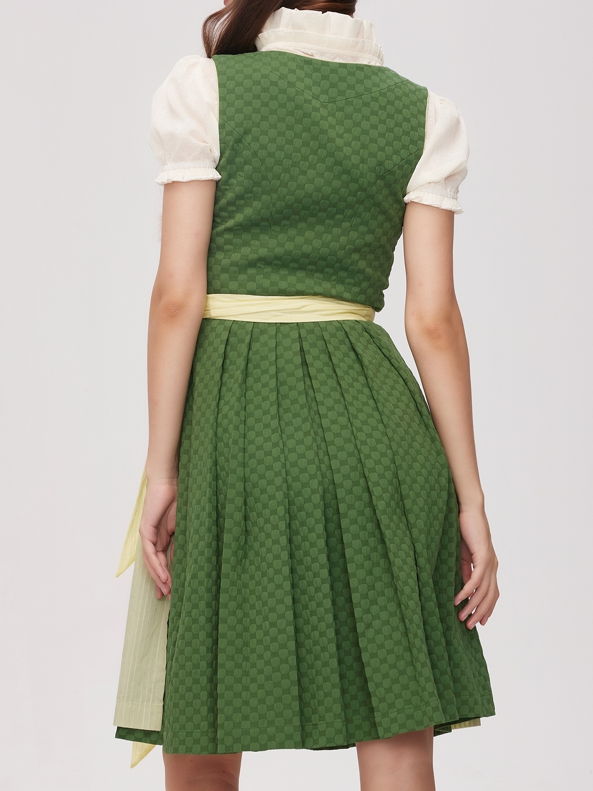Dirndl Schwarz mit grüner Schürze – ein moderner Klassiker