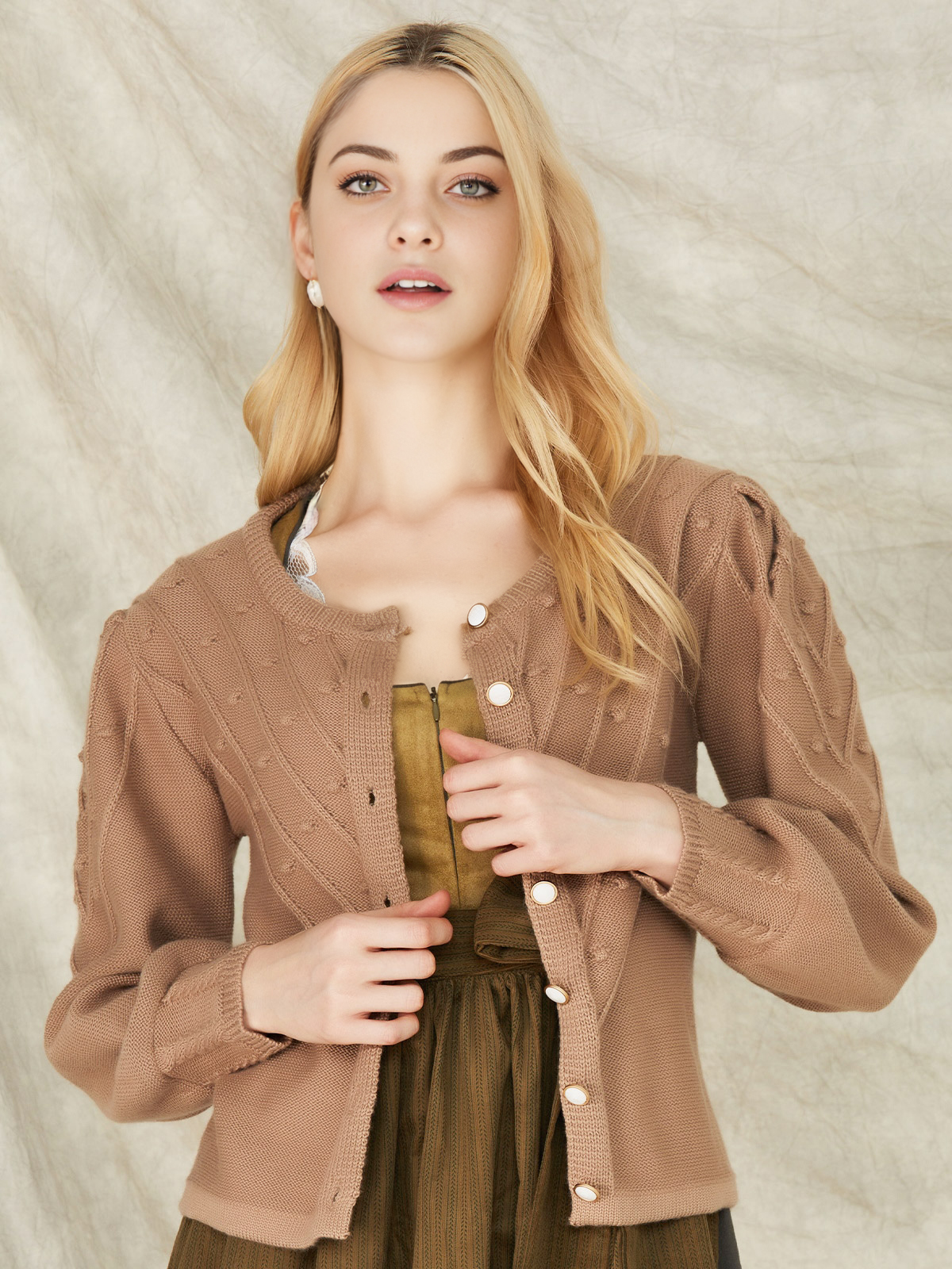 Lila Dirndl mit modernem Schnitt