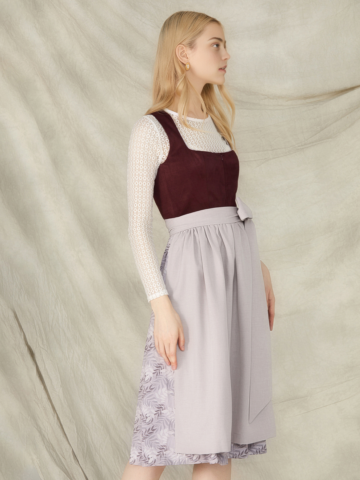 Modernes lila Dirndl mit 70 cm Rocklänge – perfekt für den Stadtlook