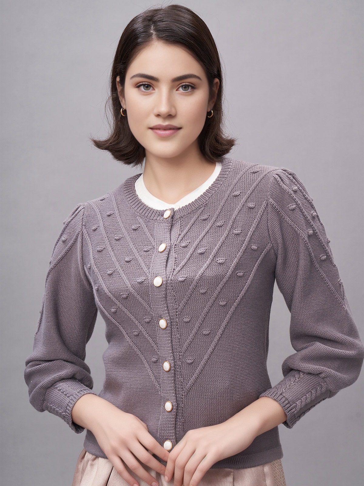 Dunkelrotes Dirndl mit Strickjacke