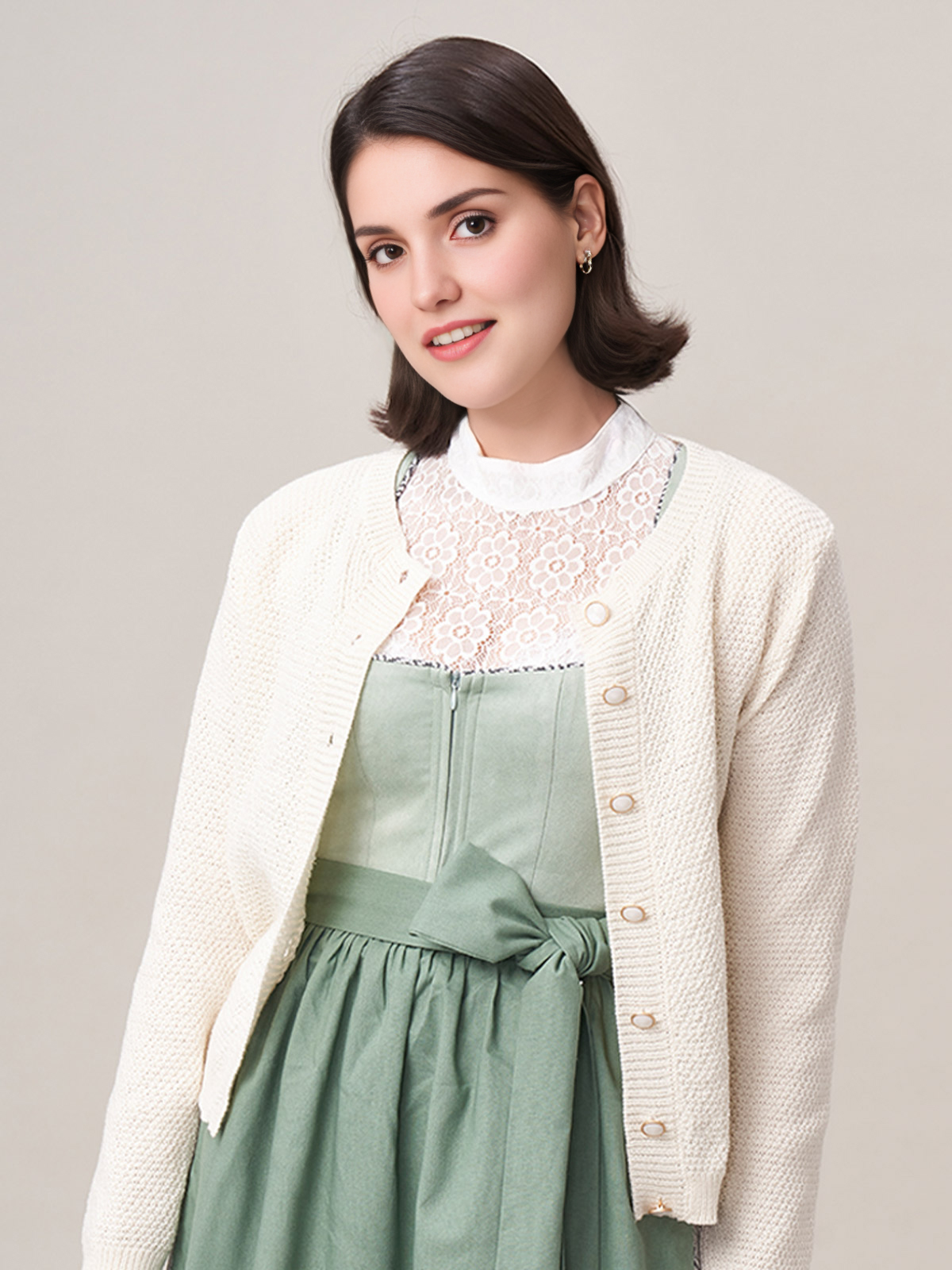 Beige Dirndl mit eleganter Frisur