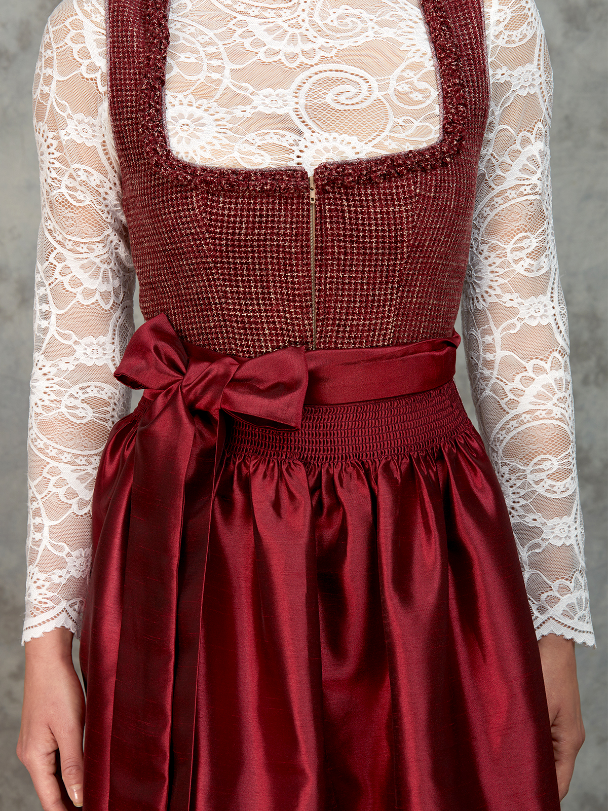 Modernes rotes Dirndl mit samtigem Stoff und tailliertem Schnitt