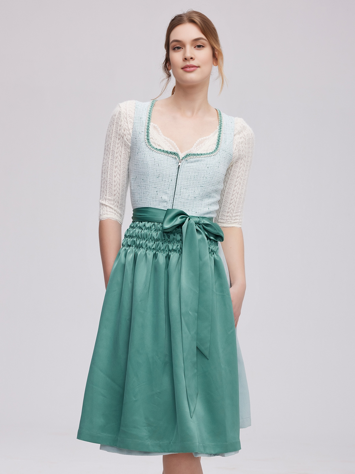Modernes Grün-Dirndl mit floralen Details