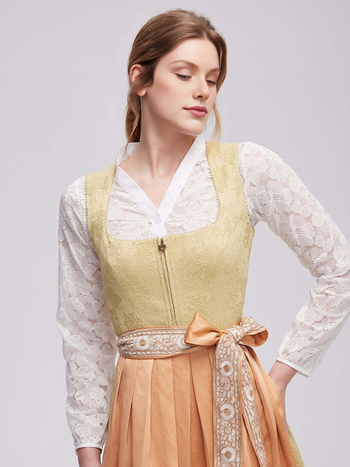Dirndl mit Herzausschnitt in Gelb