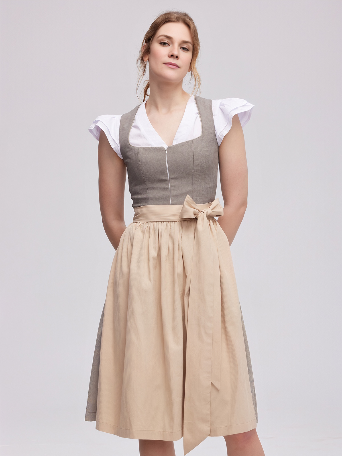 Modernes schwarzes Dirndl Midi in Grau