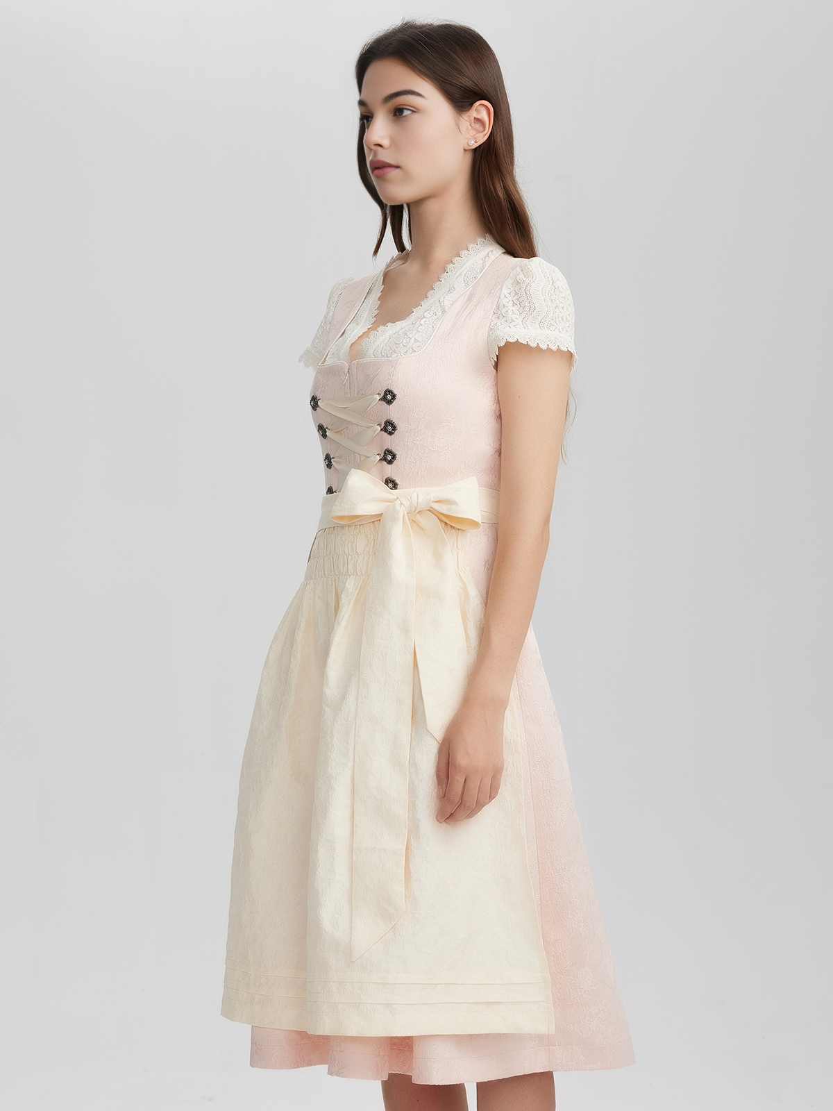 Dirndl mit rosa Bluse und Lochausschnitt