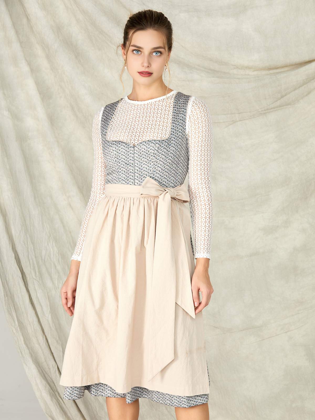 Dirndl Blau mit weißer Bluse