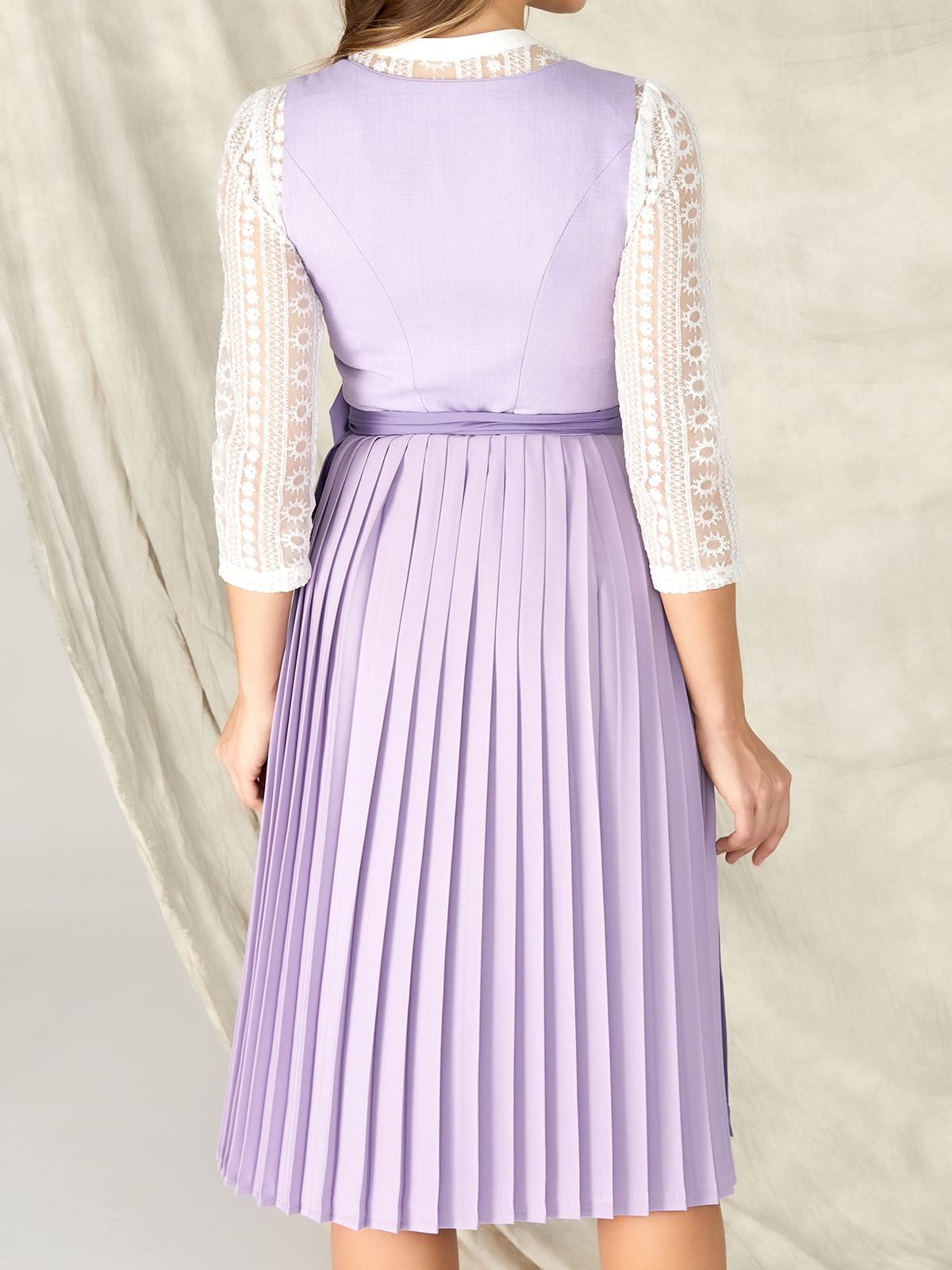 Dunkelblaues Dirndl mit floralen Details
