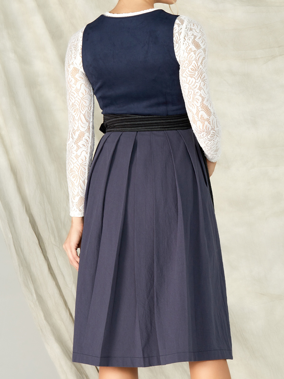 Rotes Samt-Dirndl mit blauer Schürze