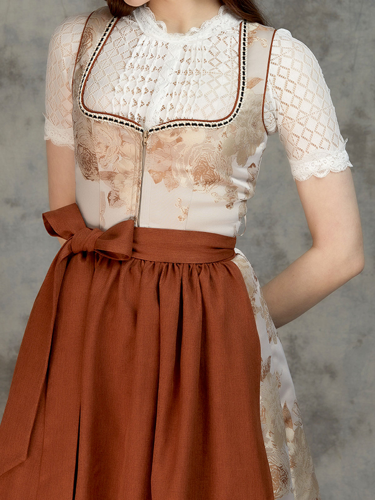 Dirndl in Braun mit traditionellem Schnitt
