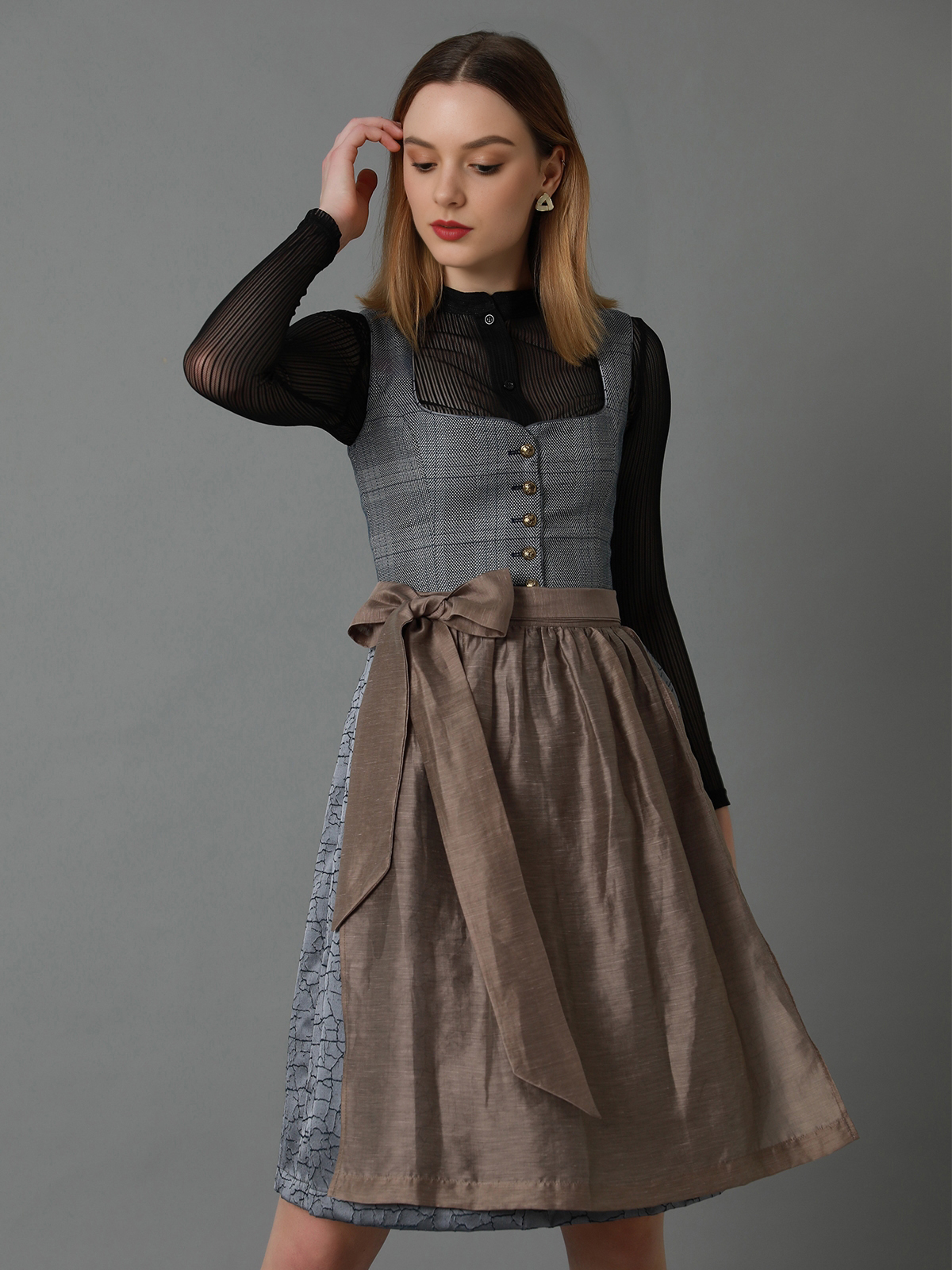 Dirndl in Grau – zeitlose Eleganz für jeden Anlass