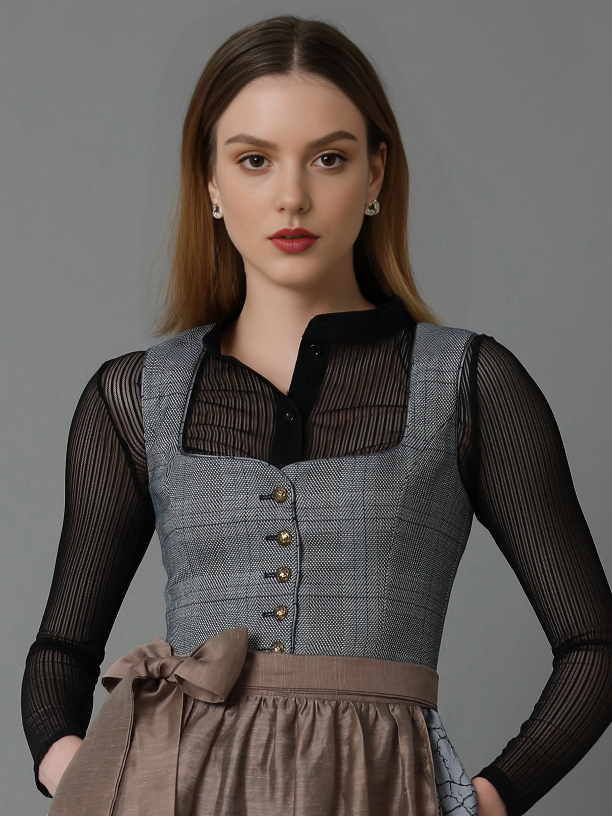 Dirndl in Grau mit modernem Schnitt