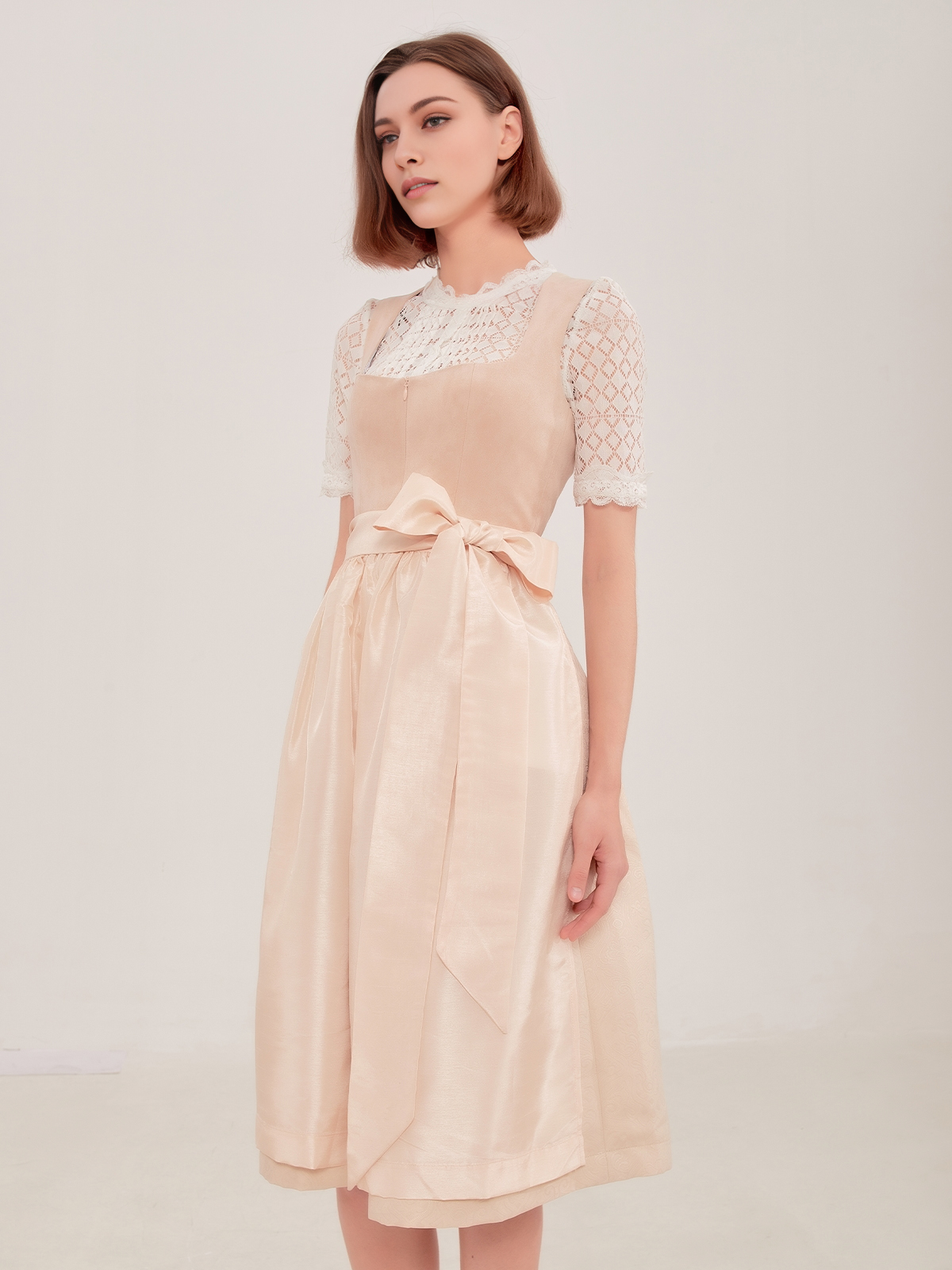 Blaues Dirndl mit beiger Schürze
