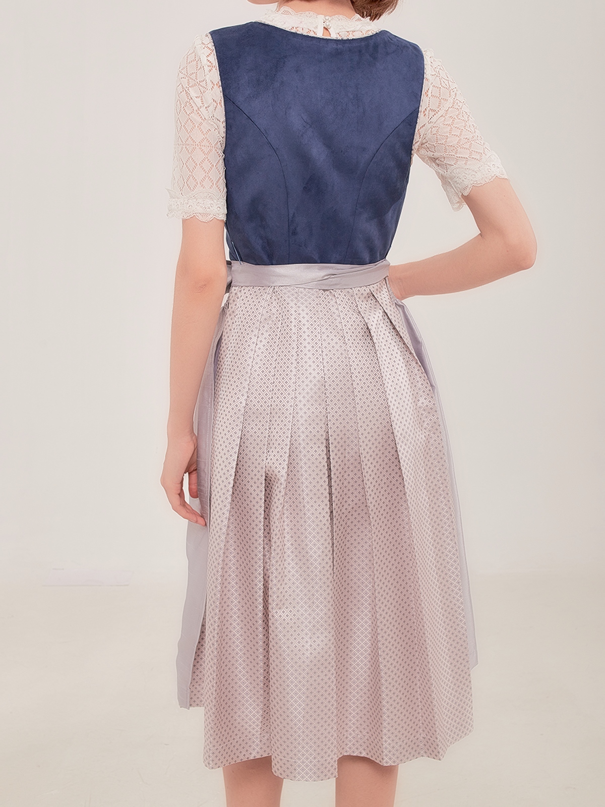 Klassisches Dirndl in Blau mit traditioneller Schürze