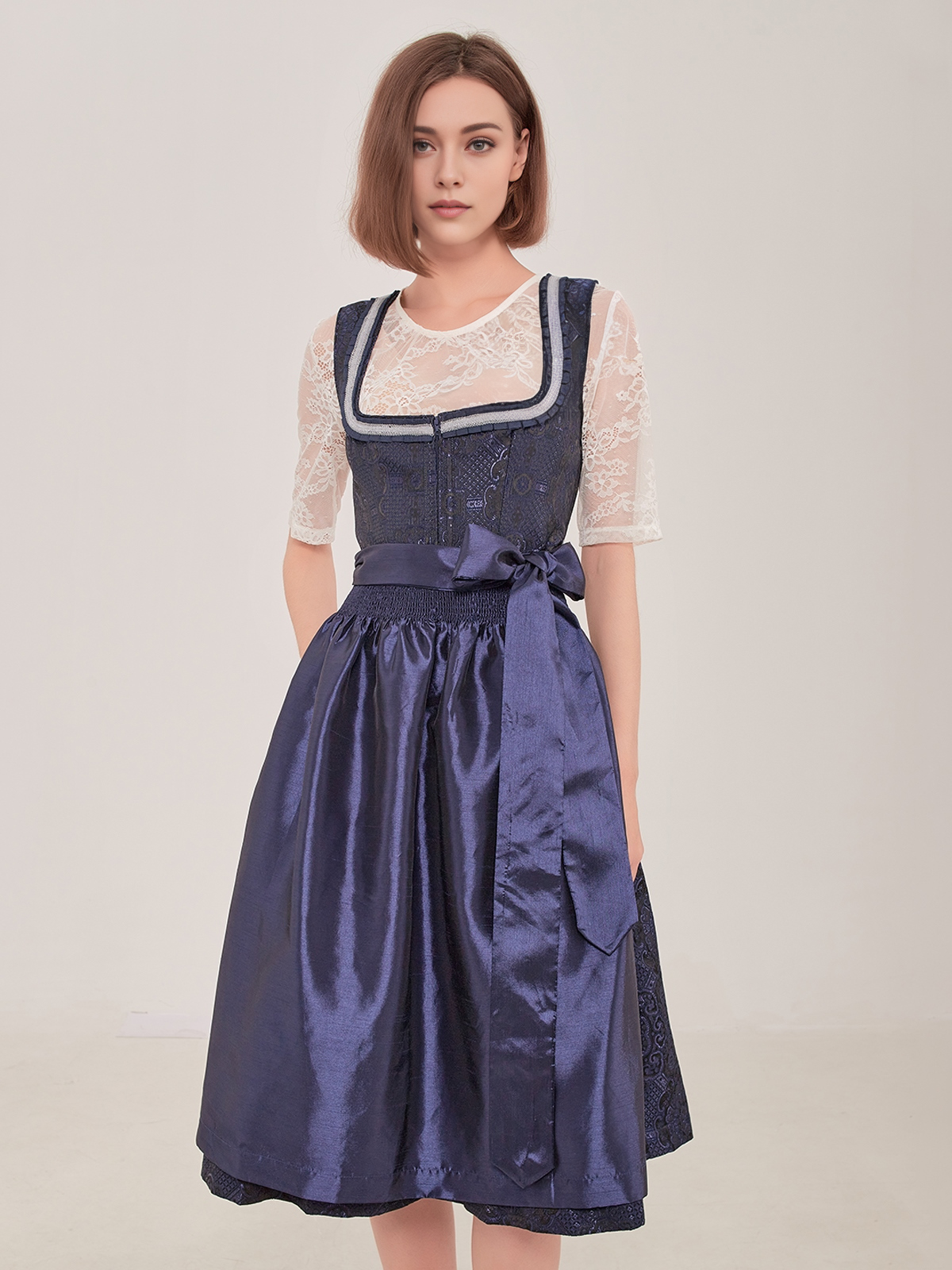 Modernes Dirndl in Blau