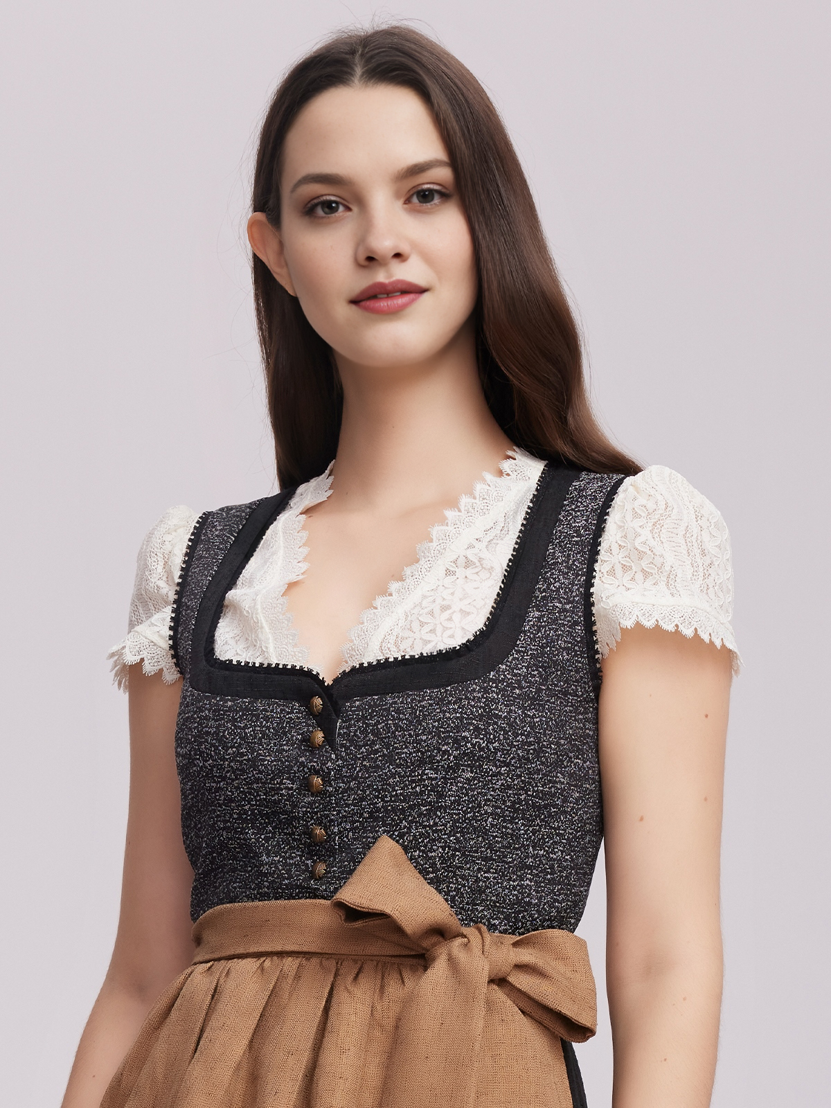 Dirndl aus schwarzem Samt – elegant und zeitlos