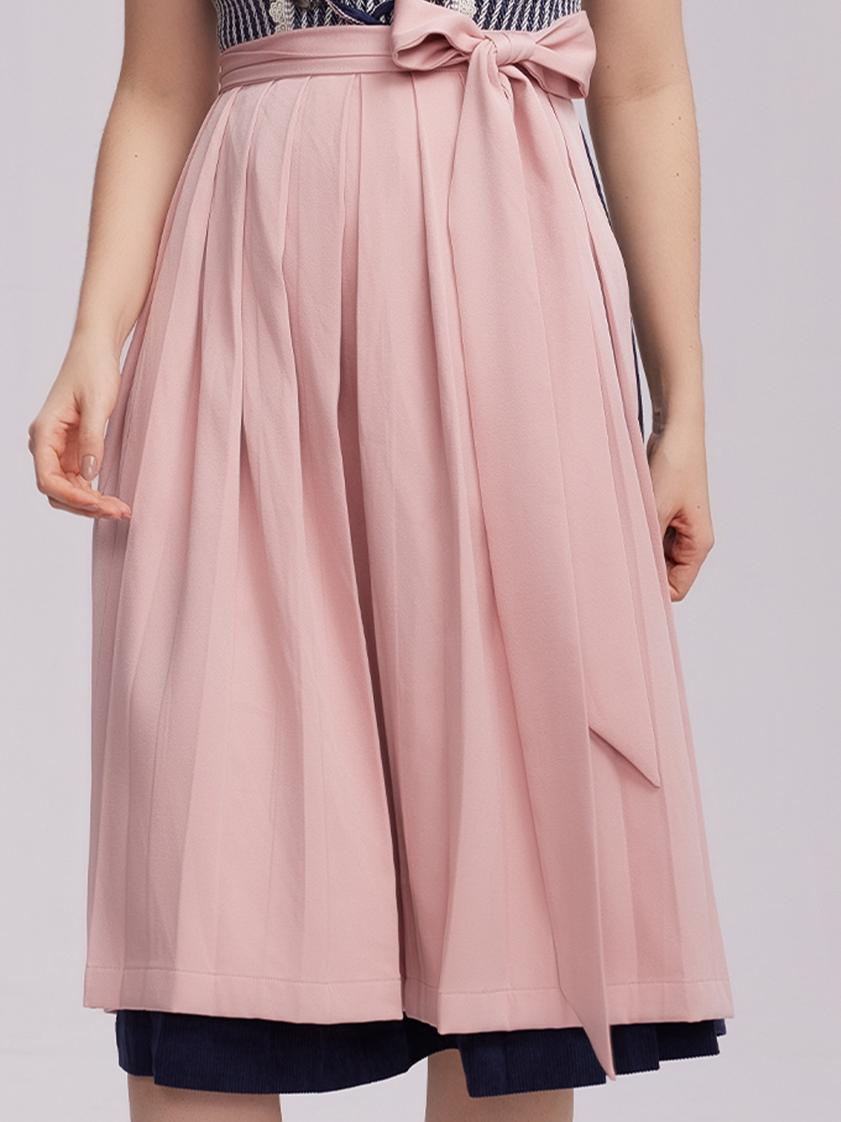 Elegantes blaues Dirndl von Jeinn