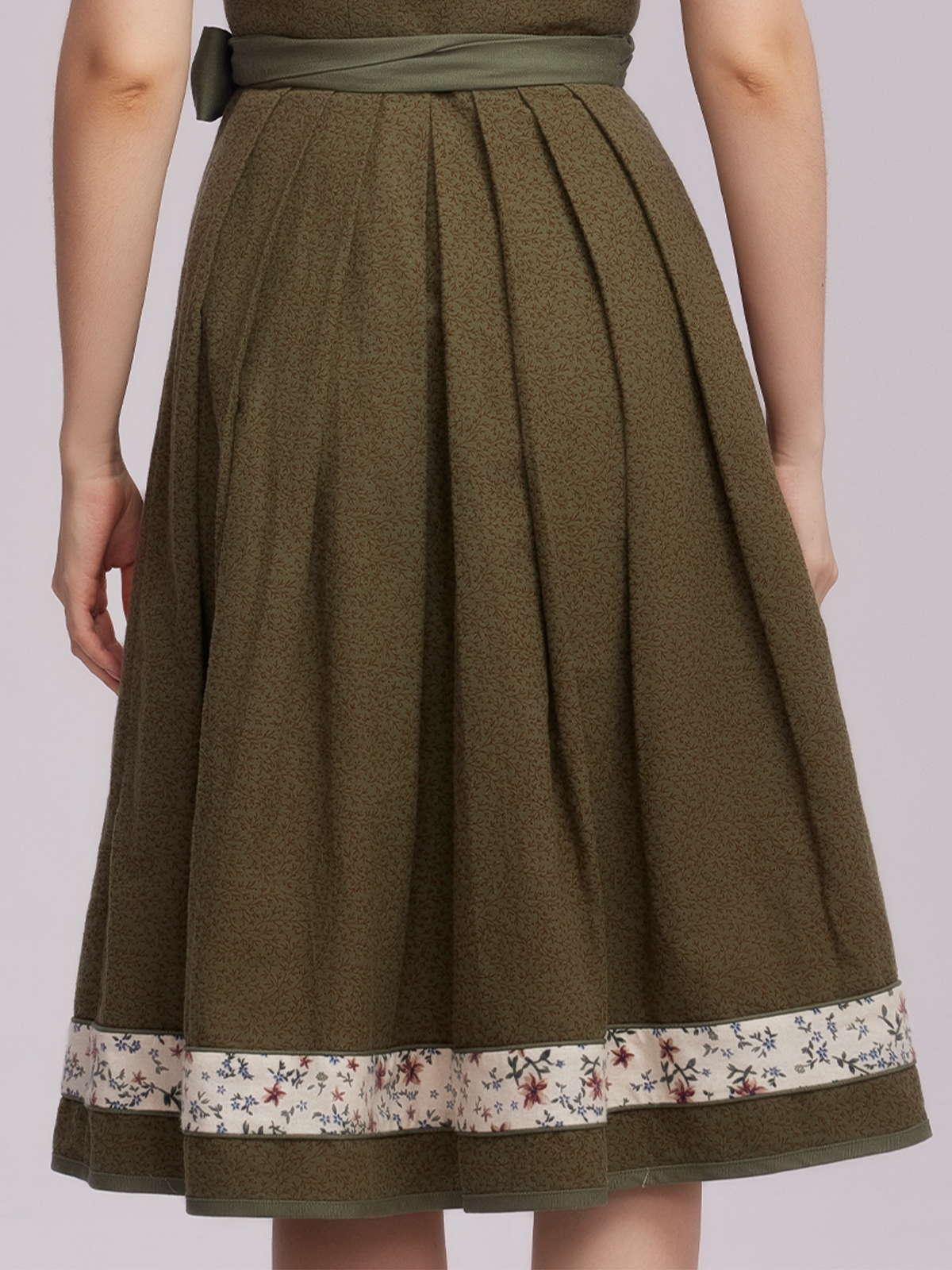 Lila Dirndl mit modernen Accessoires