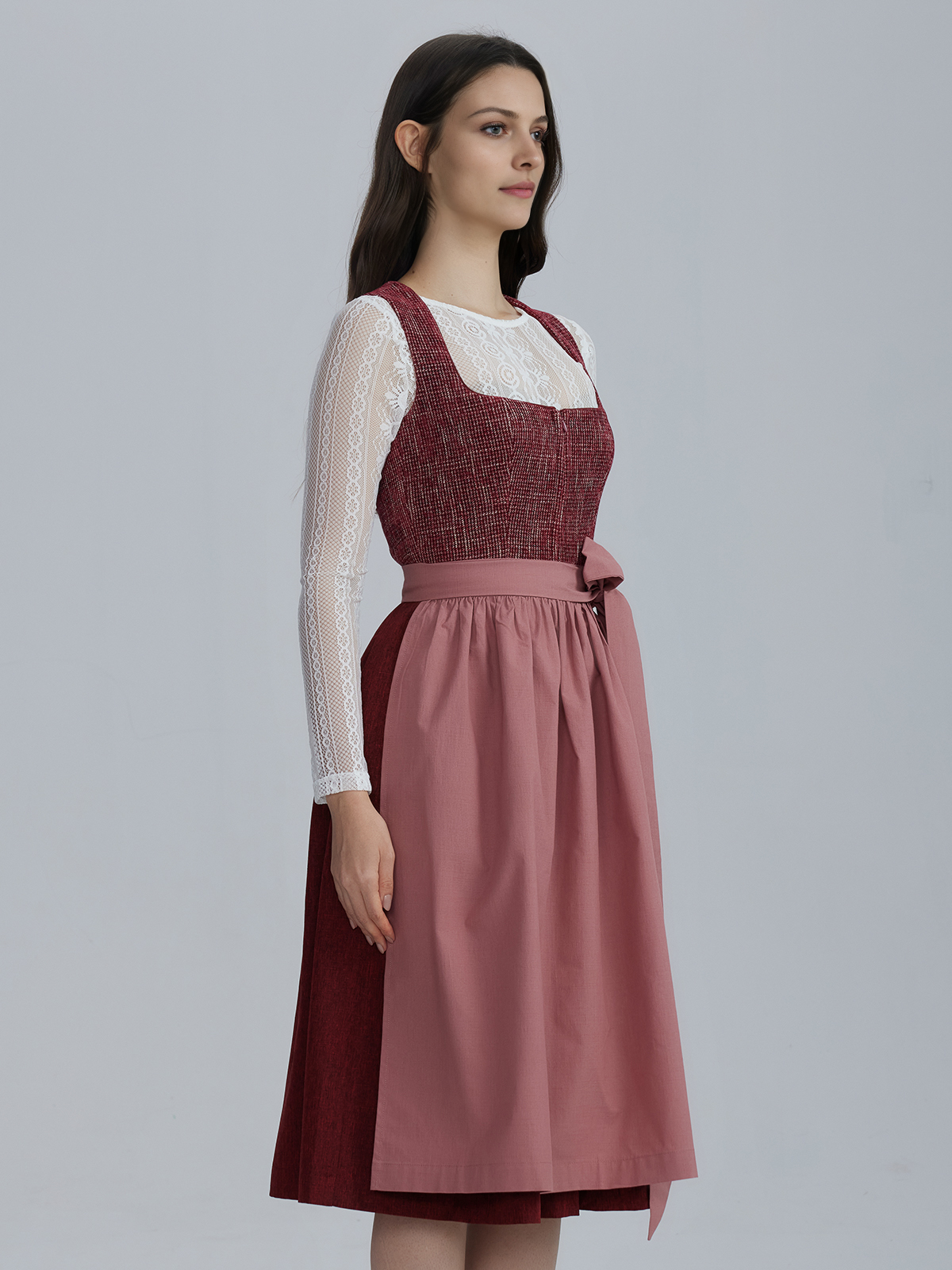 Oranges Dirndl mit floralen Details