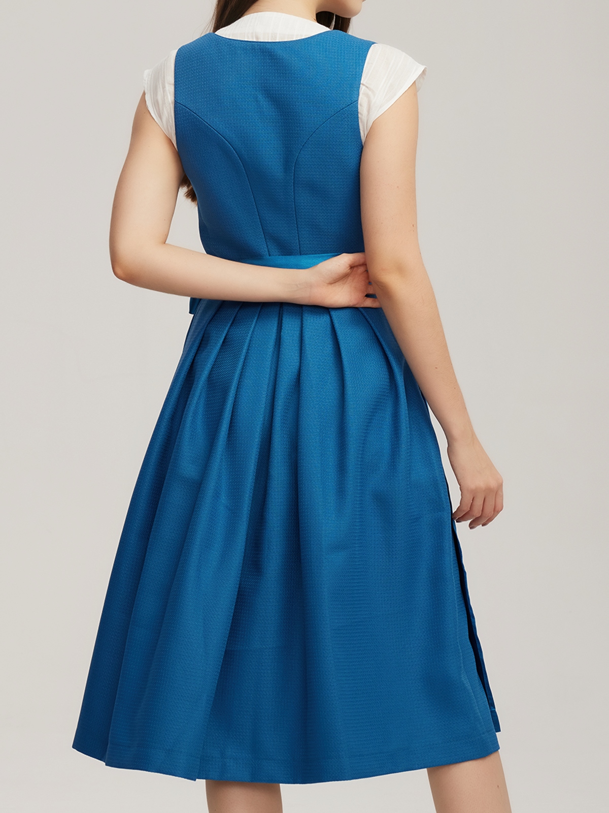 Dirndl in Blau mit traditioneller Schürze