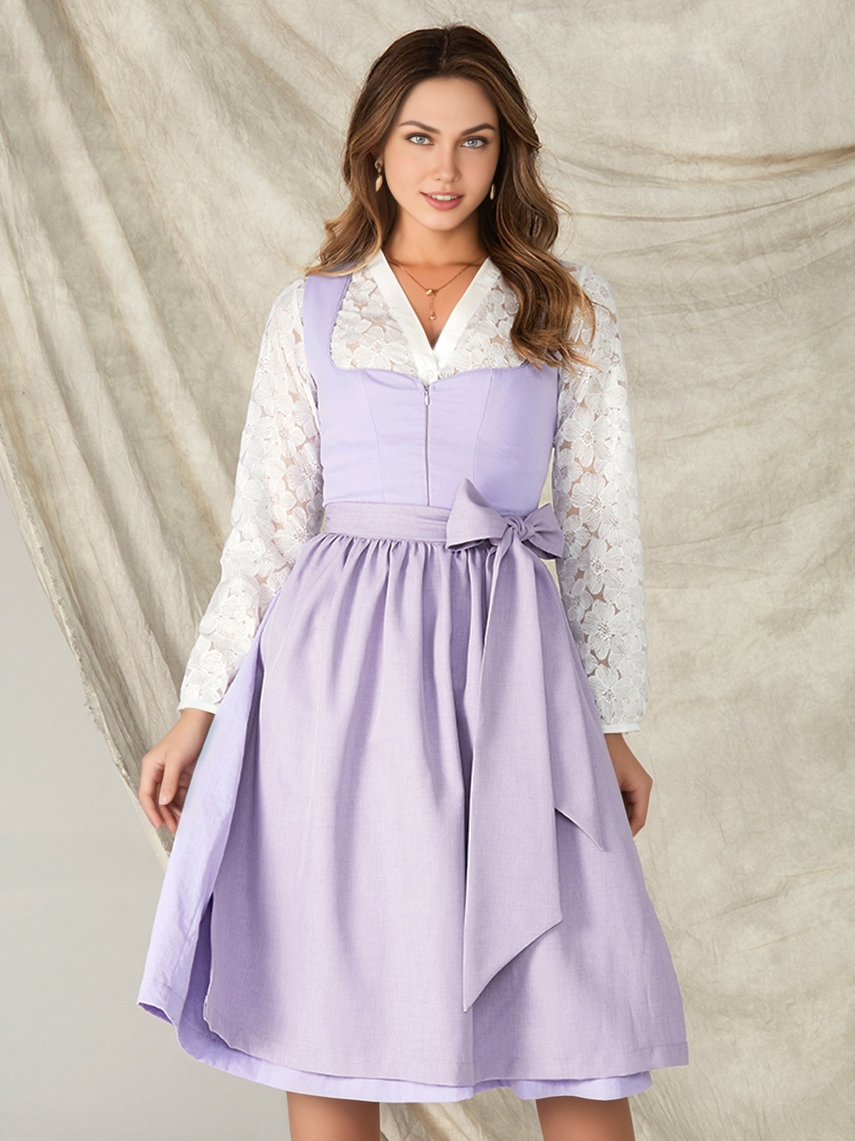 Grau Rosa Dirndl in eleganter Pose