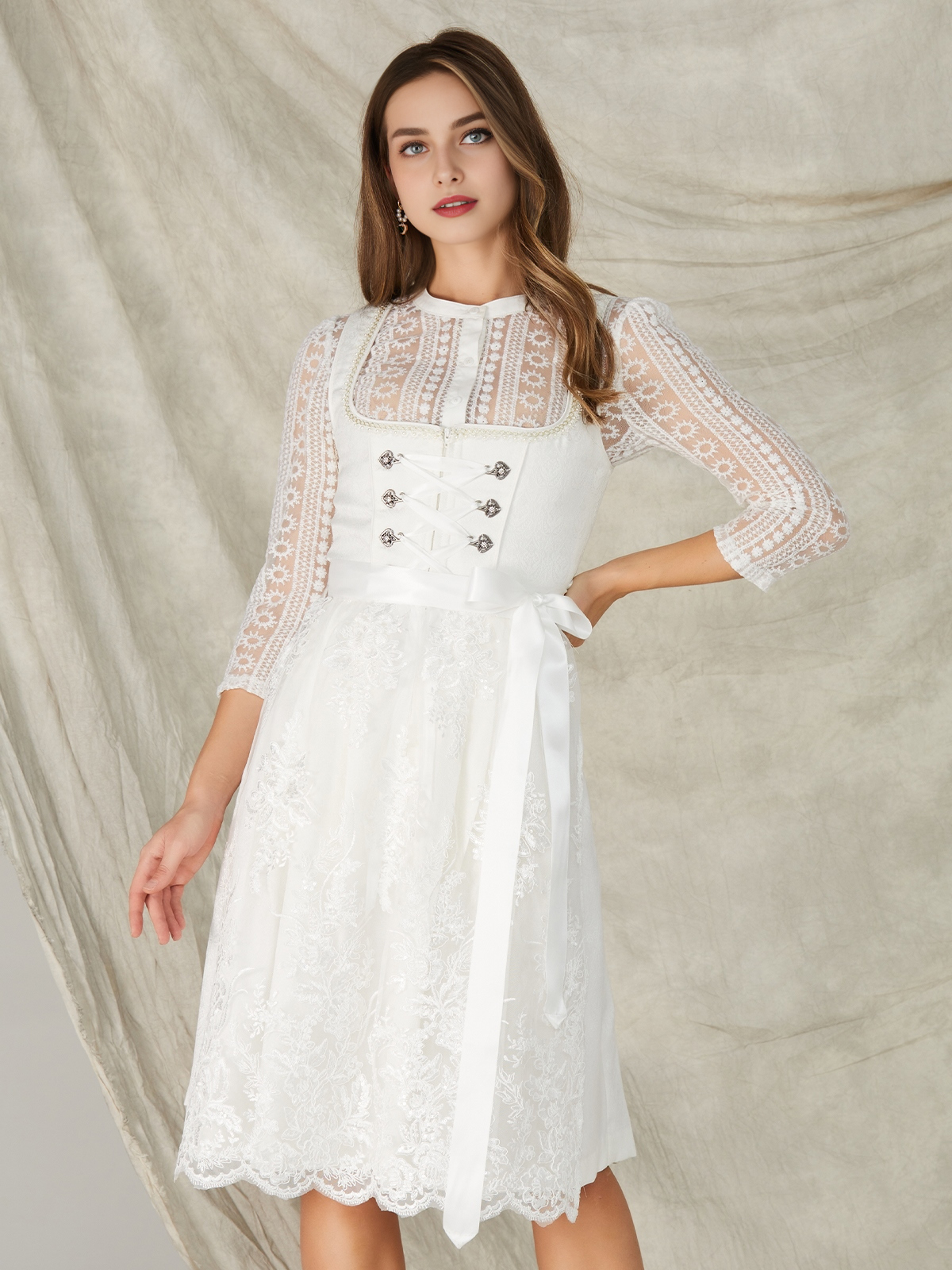 Dirndl in Weiß mit modernem Schnitt