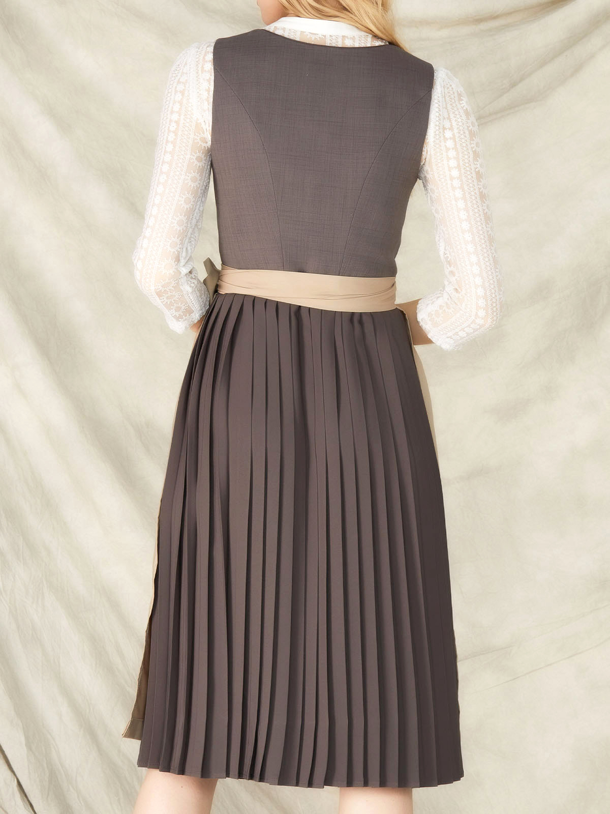 Elegantes graues Dirndl mit Langarmbluse