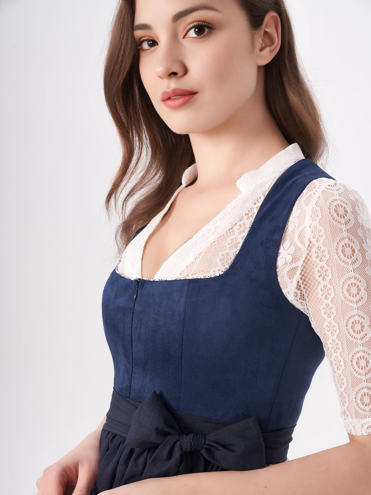 Elegantes blaues Dirndl mit floralen Details