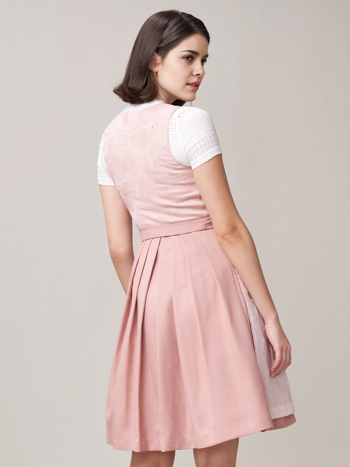 Stylische Kombination aus weißer Lederhose und rosa Dirndl