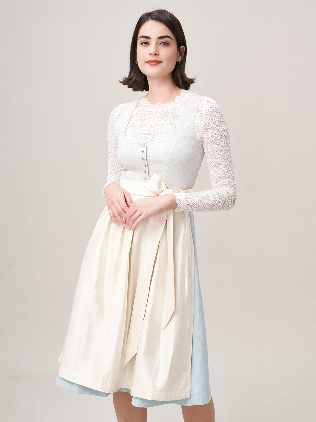 Dirndlbluse schwarz kurzarm in blauem Dirndl