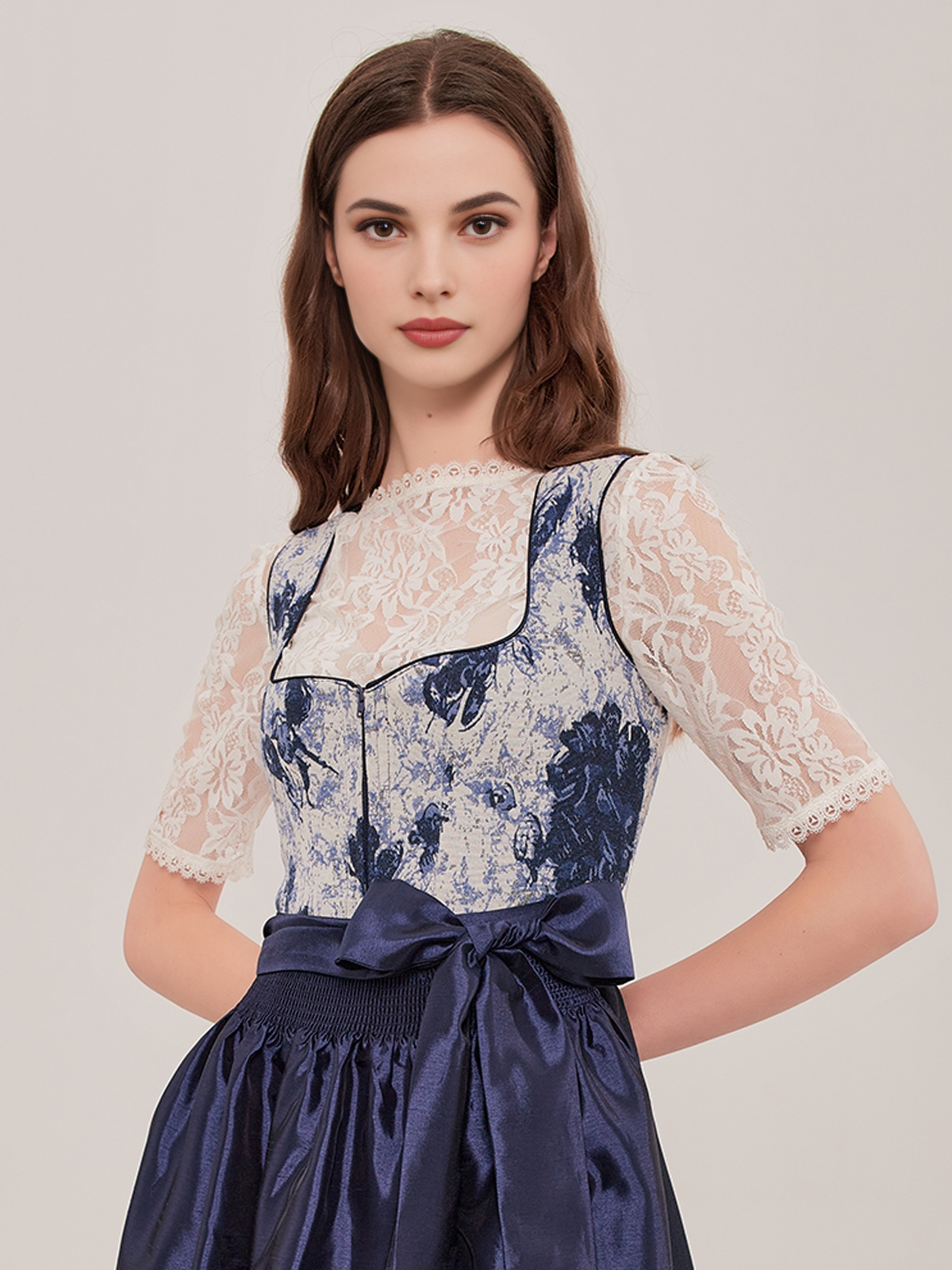 Dirndlbluse mit Herzausschnitt in Blau