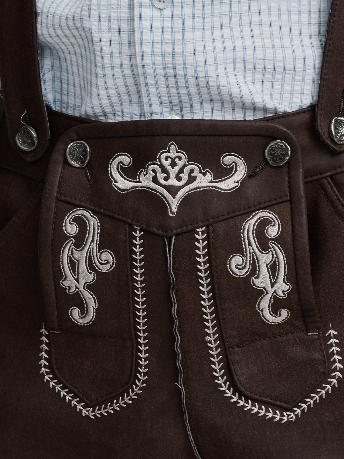 Graues Dirndl mit Lederhose-Inspiration